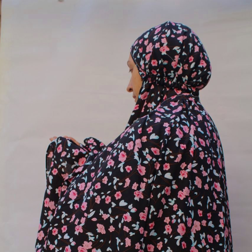 چادر نماز کیسه ای مقنعه سرخود
(مشکی گل ریز) - کد 11037