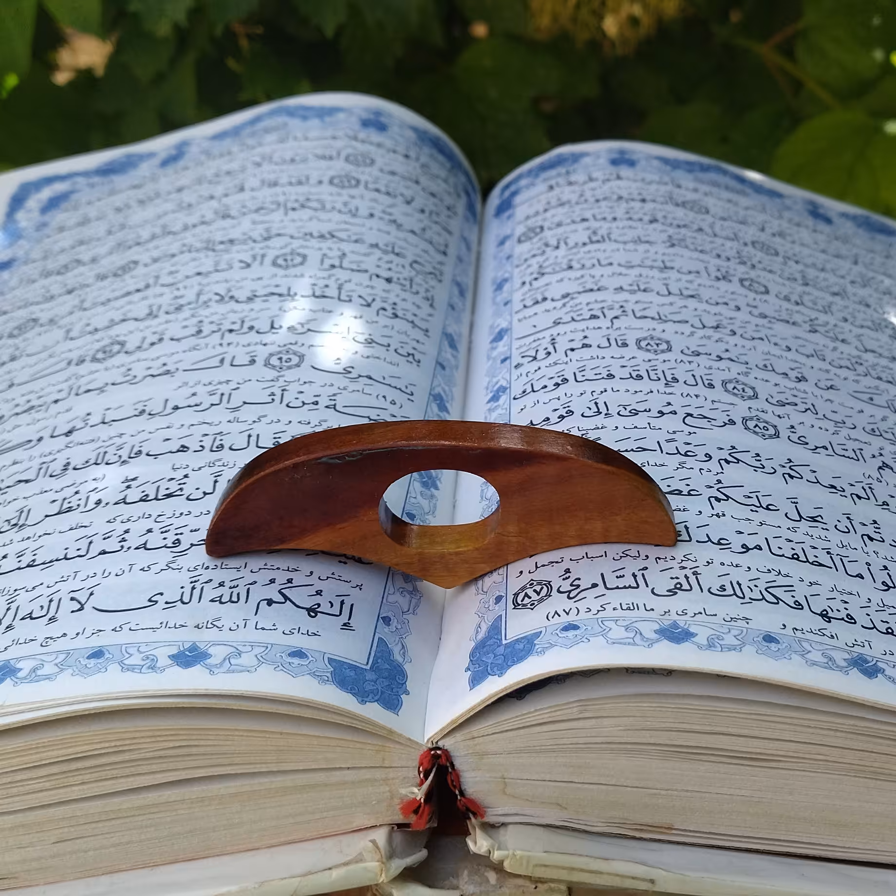 نگهدارنده صفحه کتاب چوبی  مناسب مطالعه  وزن 9گرم و طول 8 و عرض3سانت . 