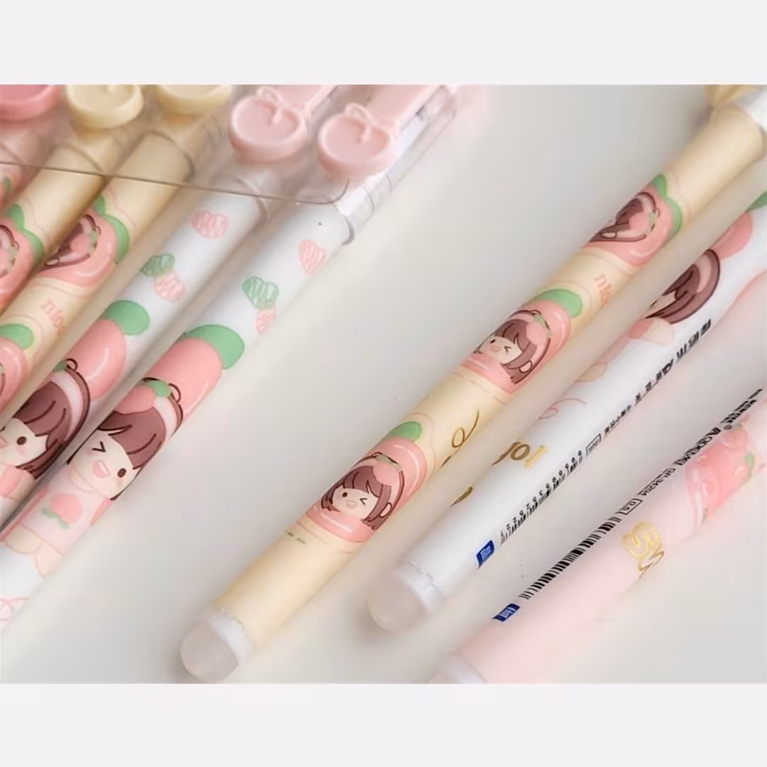 خودکار فانتزی پاکن دار طرح دختر هلویی  خودکار پاک کن دار دختر و هلو فانتزی دارای جوهر آبی رنگ 