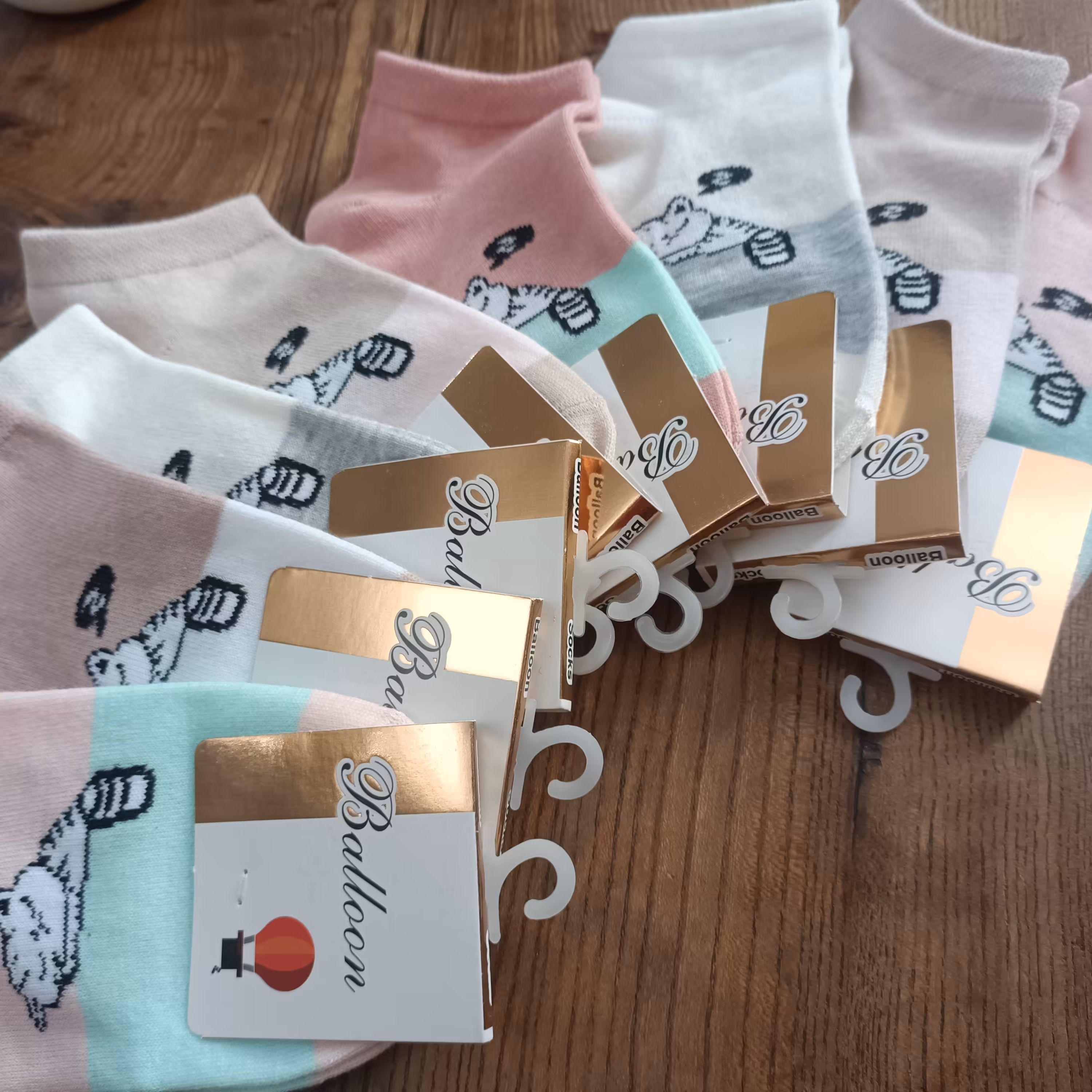 جوراب زنانه و اسپرت و دخترانه و پسرانه در طرح ها و رنگهای مختلف