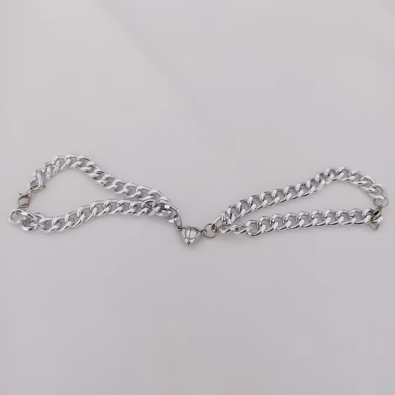 دستبند عاشقانه کارتیر کد10336.با قلب دو تیکه مگنتی.ست زنانه و مردانه.با آبکاری طلا.ضد حساسیت.رنگ ثابت