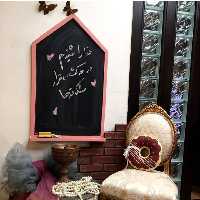 تخته سیاه گچی طرح کلبه  به ابعاد 65در100 cm جنس قاب چوب روس رنگ صورتی