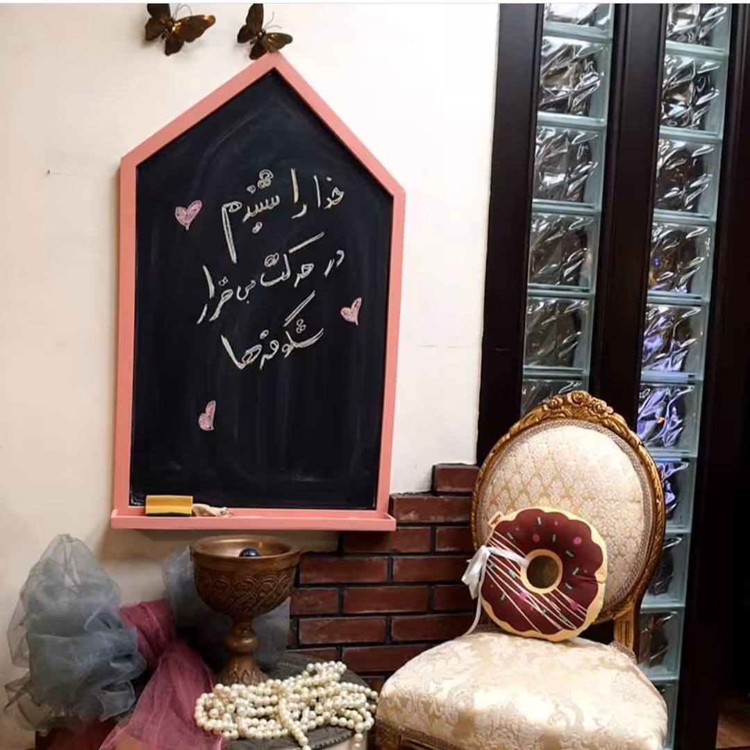 تخته سیاه گچی طرح کلبه  به ابعاد 65در100 cm جنس قاب چوب روس رنگ صورتی