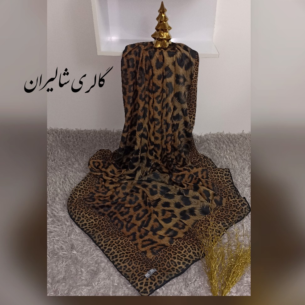 روسری حریر زیبا طرح پلنگی ایستایی روی سر خیلی خوب