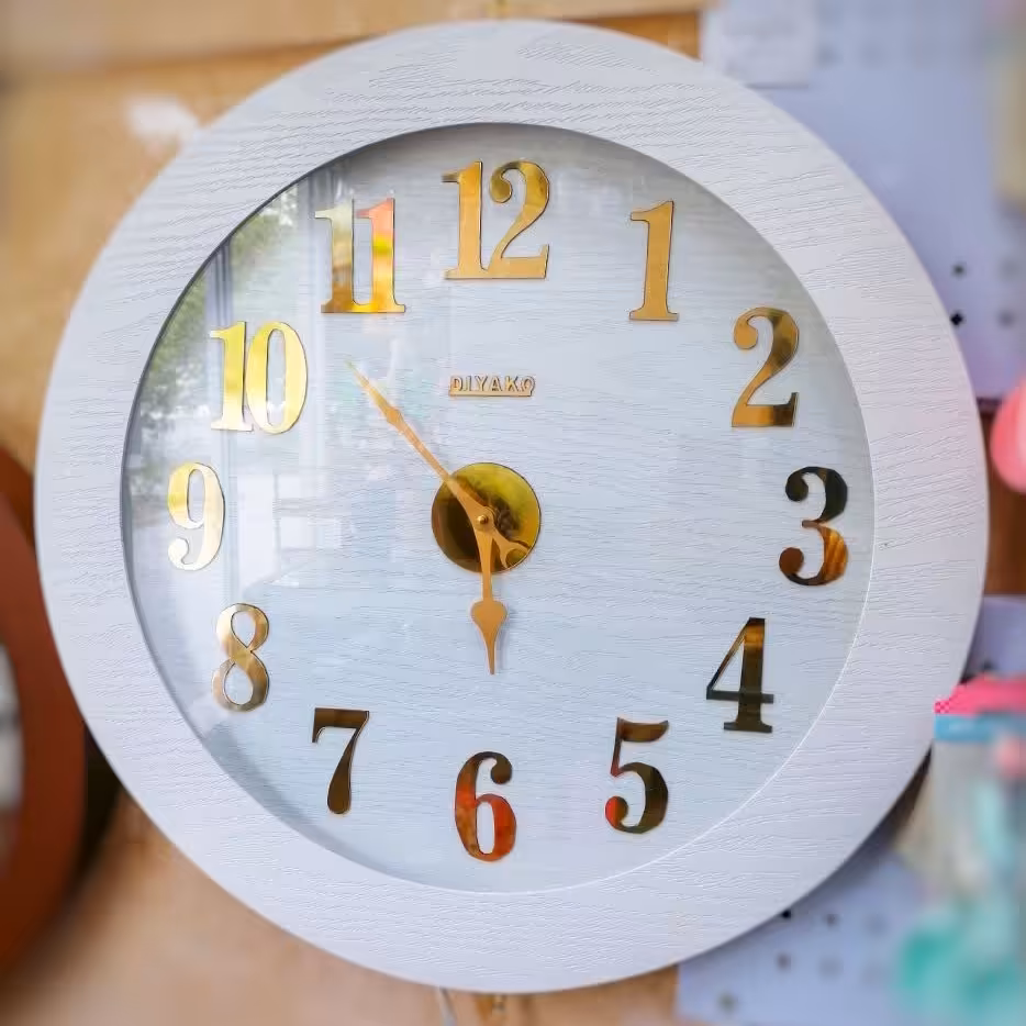 ساعت دیواری سفید طلایی 
