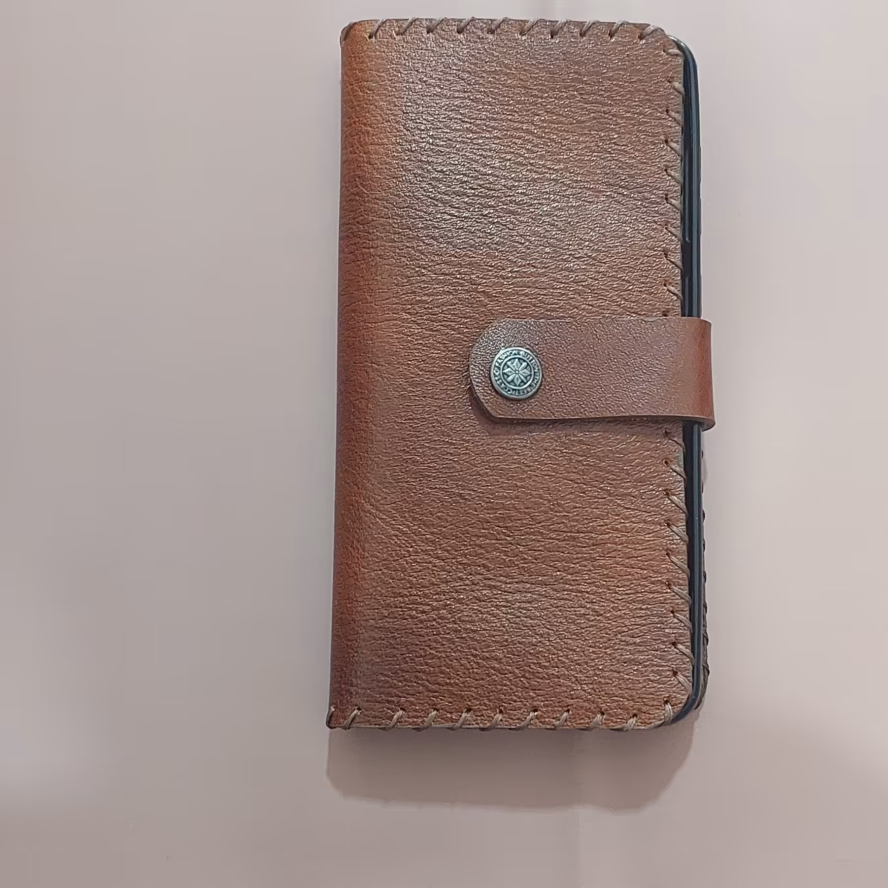 جلد چرمی تلفن همراه هوشمند در رنگ های مختلف در دو مدل ساده و دکمه خور 