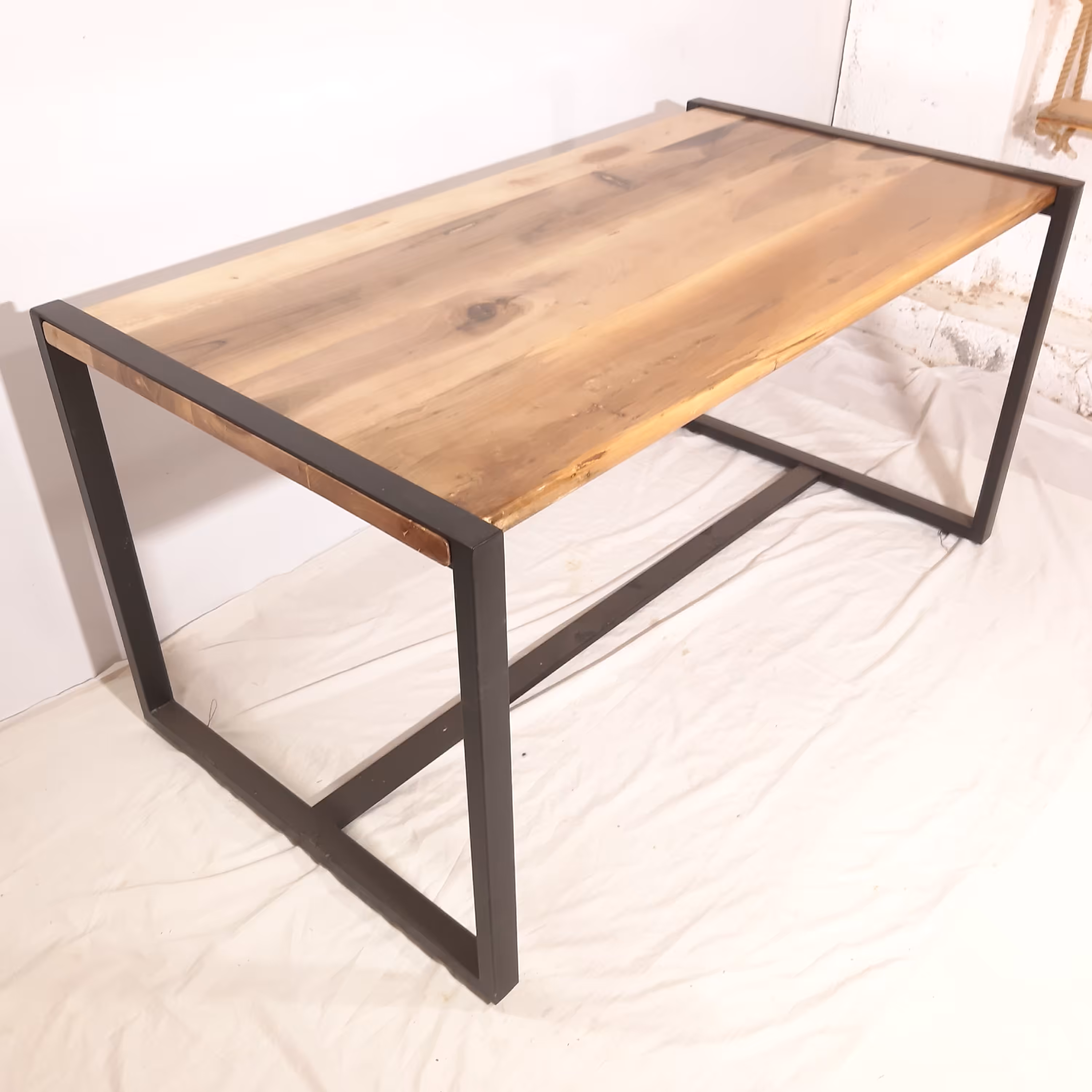 میز نهارخوری چوب طبیعی گردو 6 تا 8 نفره با پایه فلز 