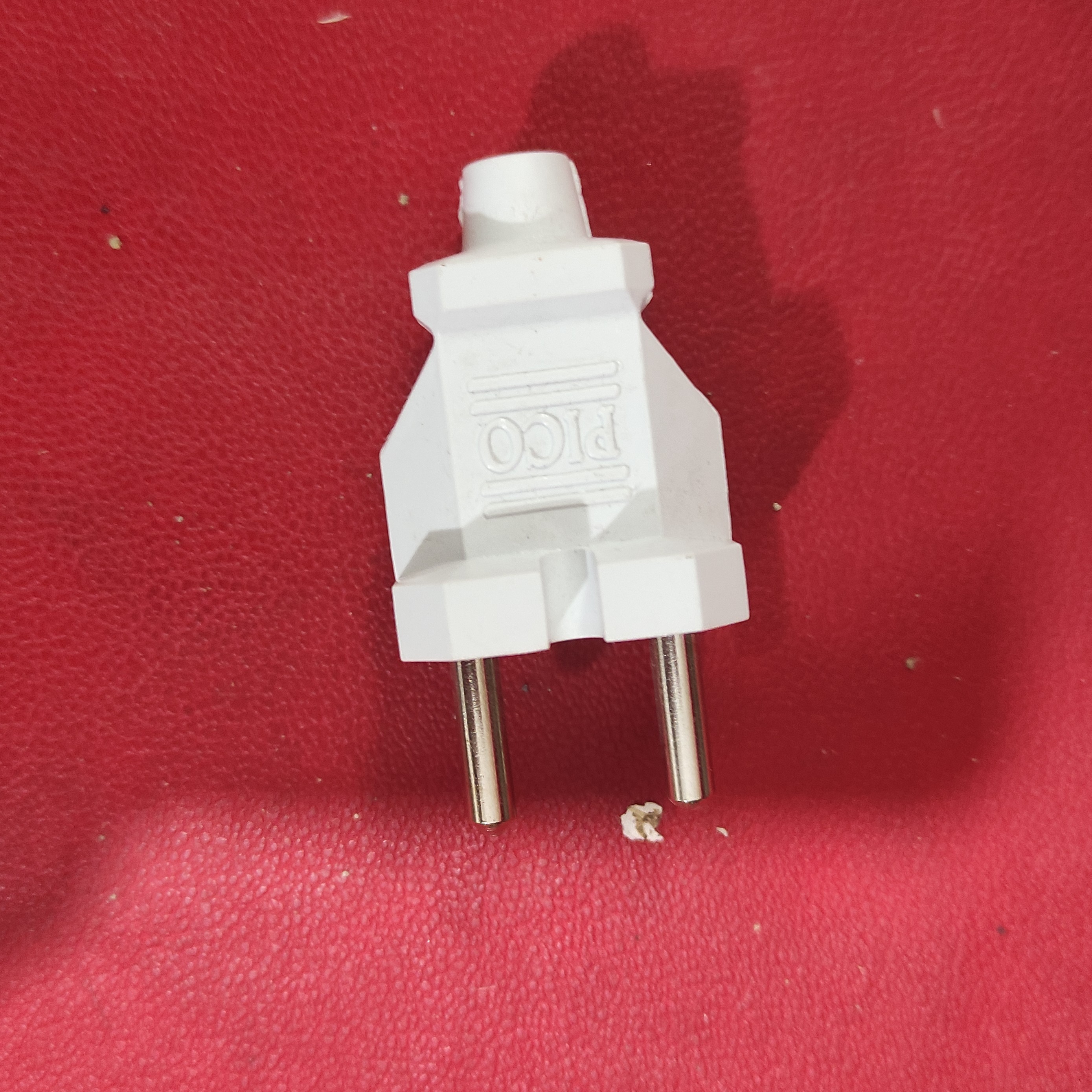 دوشاخه برق پرهام