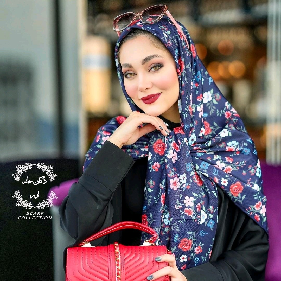 روسری گل گلی زمینه سورمه ای تیره