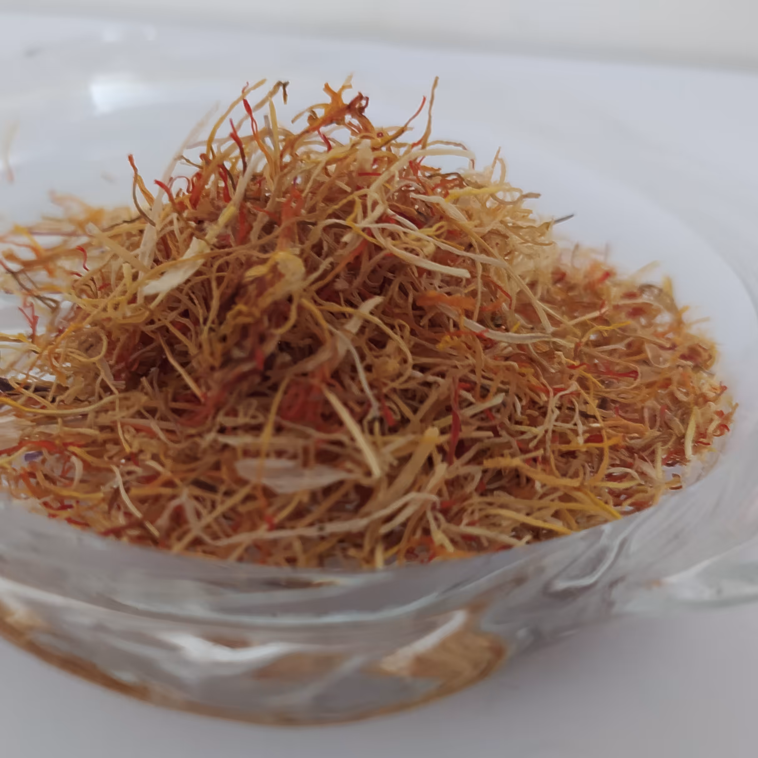 ریشه ی زعفران (چهار و نیم گرم ) با مقدار قرمزی مناسب 