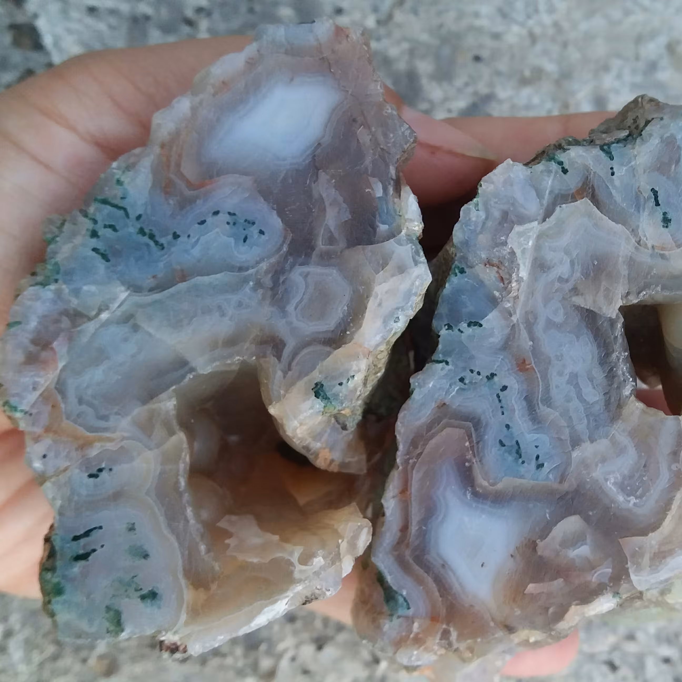 سنگ عقیق اصل از معدن سنگ عقیق قرینه فوق کلکسیونی مناسب ویترین و دکور  بسیار زیبا و نایاب