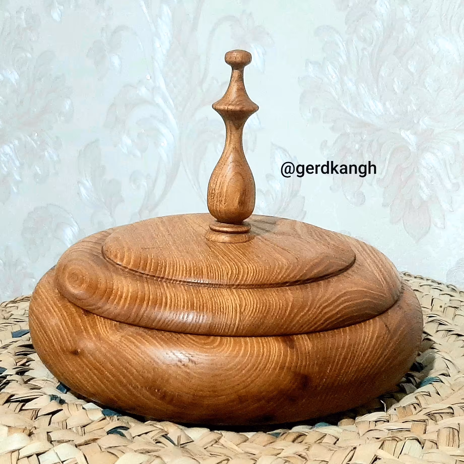 نام اثر، بابونه ،ظرف درب دار چوبی، باقلوا خوری، شیرینی خوری، دکوری و ... 