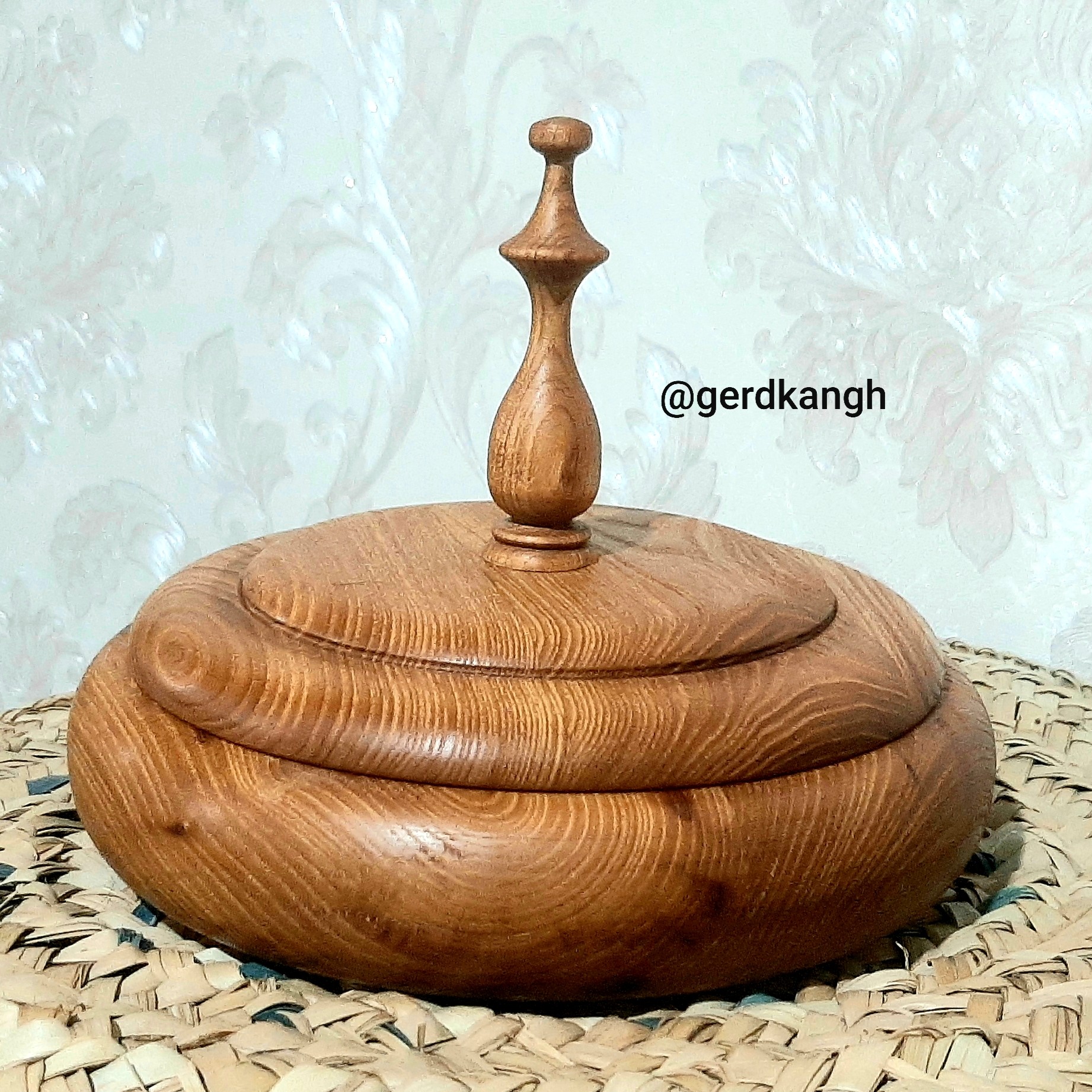 نام اثر، بابونه ،ظرف درب دار چوبی، باقلوا خوری، شیرینی خوری، دکوری و ...