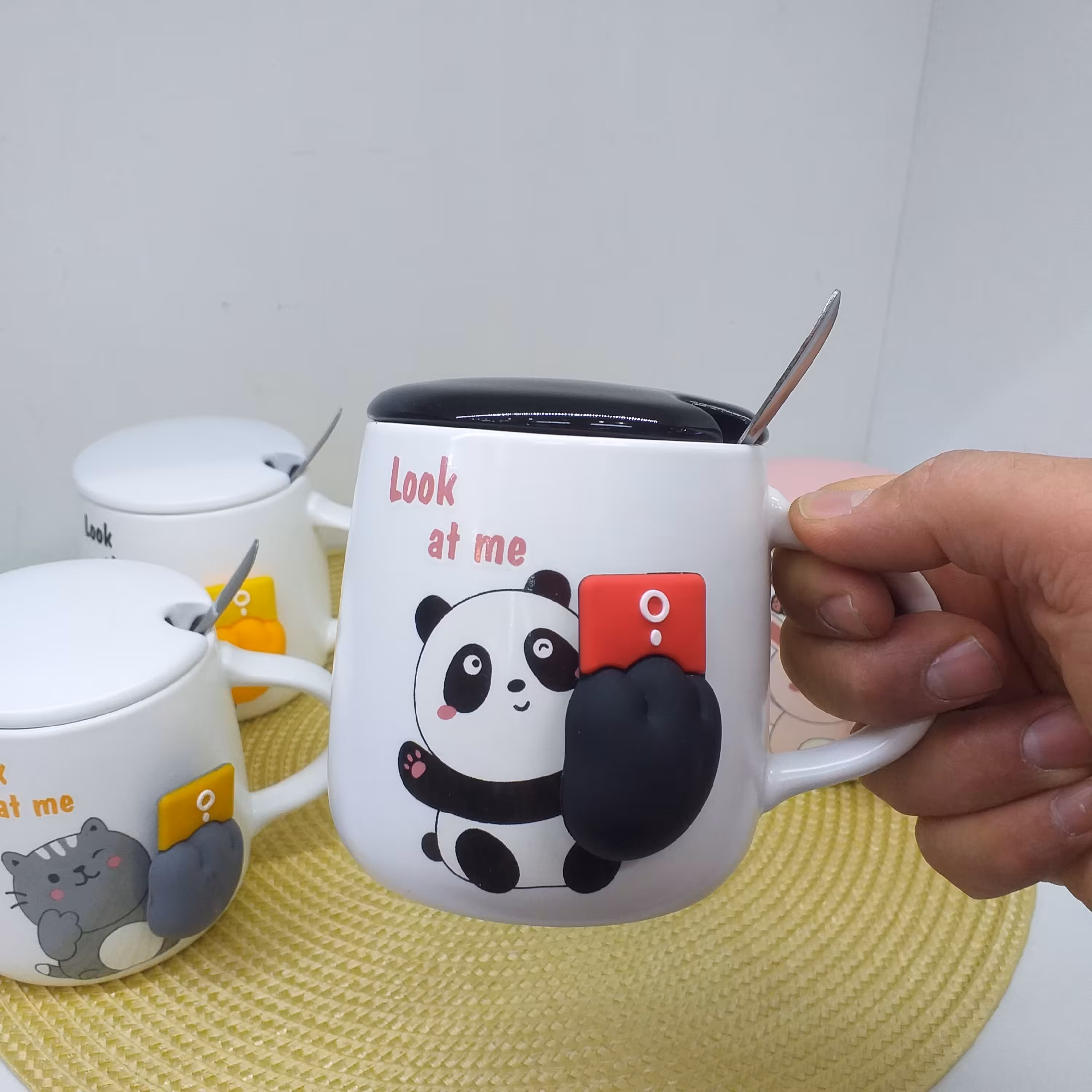 ماگ فانتزی برجسته دست سلیکونی قابل  حرکت  دادن