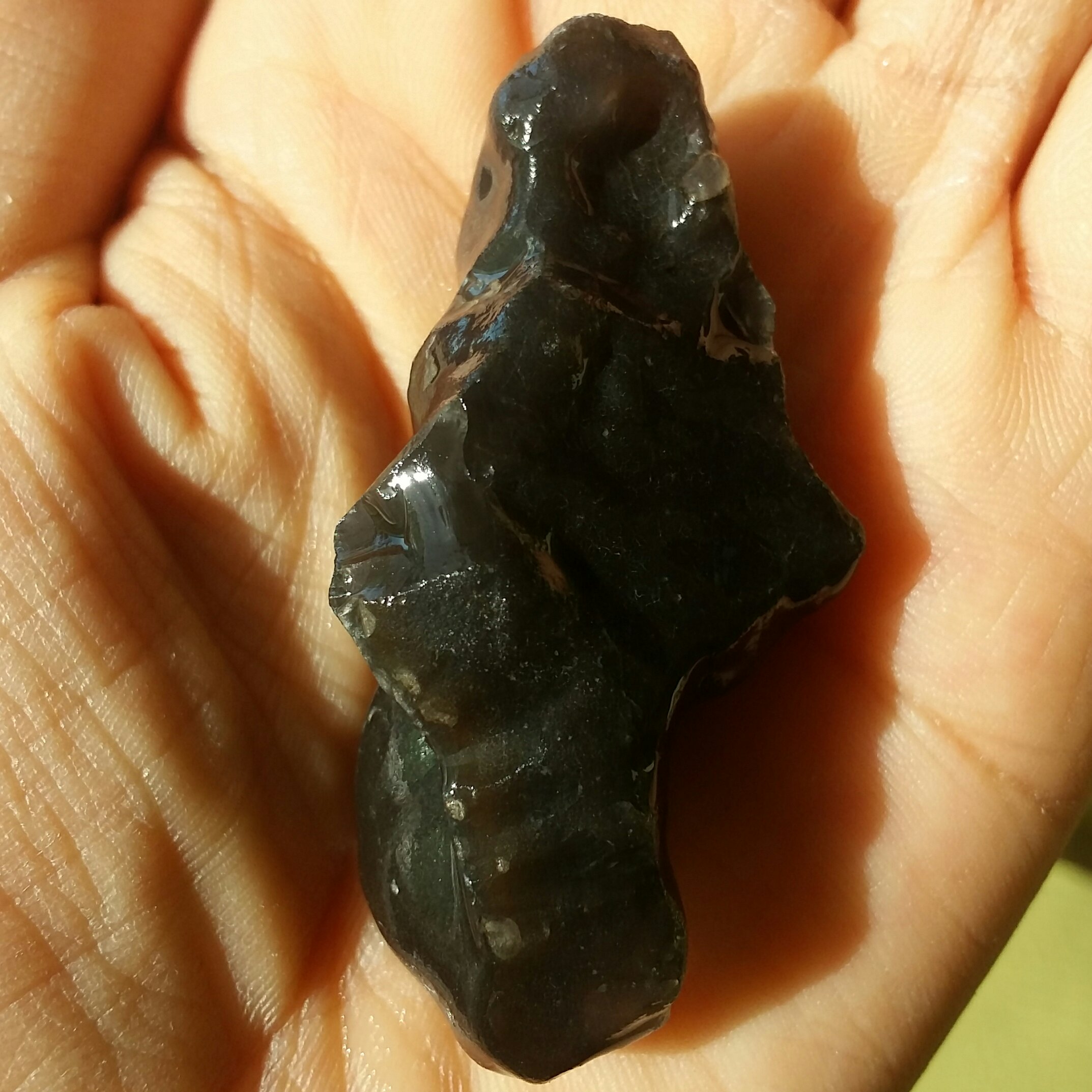 سنگ راف عقیق مشکی خرمایی پر رنگ محشر 100درصد طبیعی