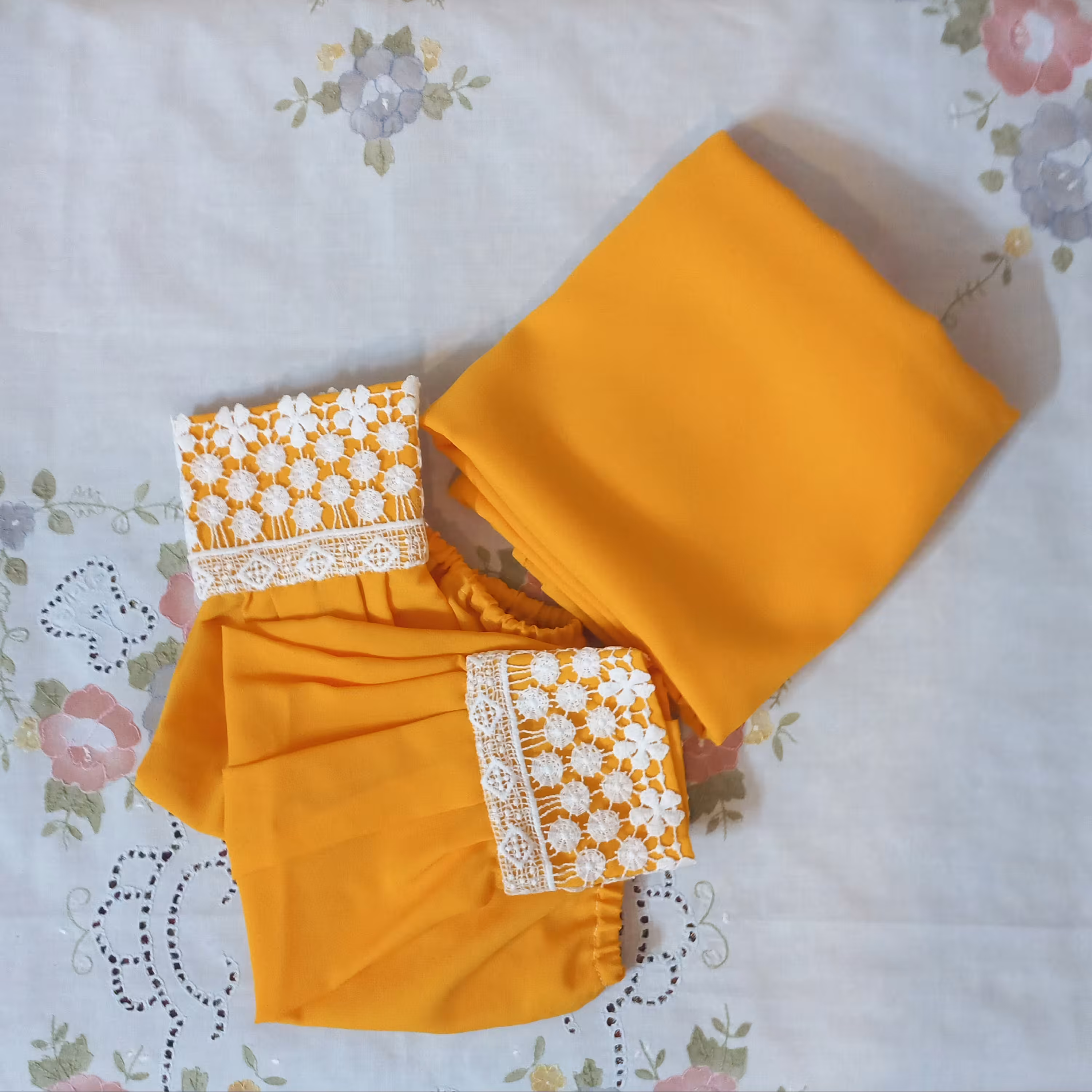 ست روسری و ساق دست شومیزی  کرپ حریر مجلسی دور دست دوز 