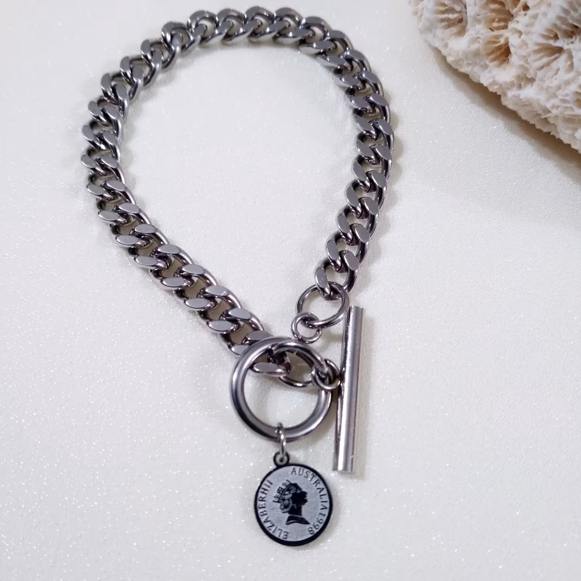 دستبند کارتیه با آویز الیزابت 