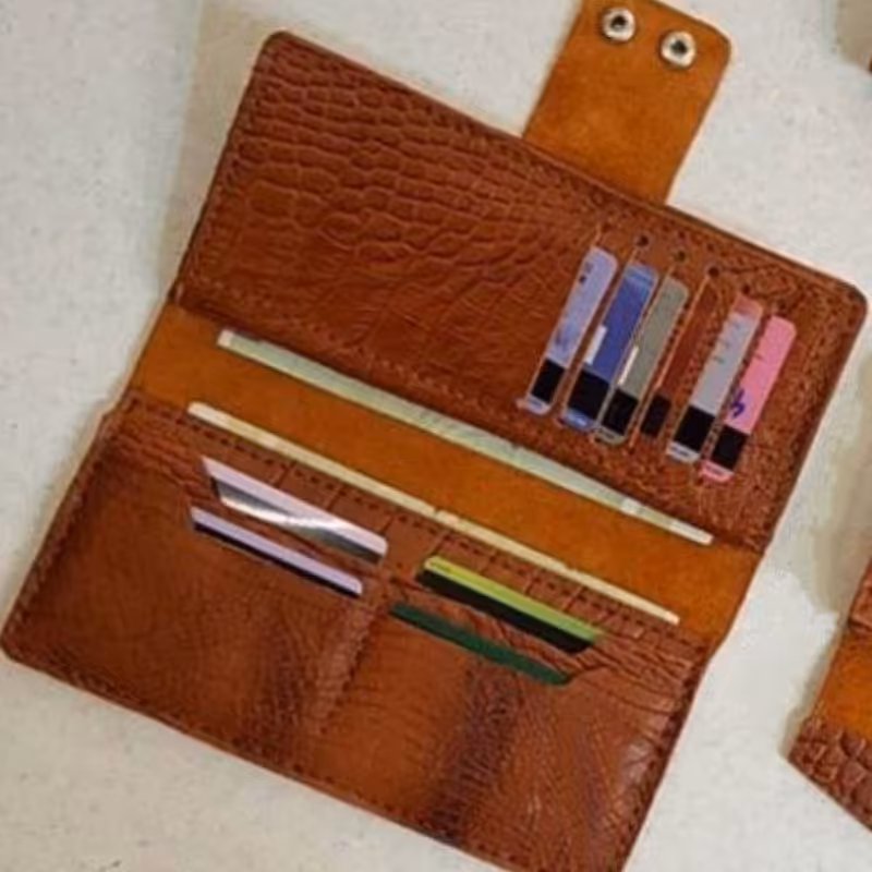 کیف پول کتی دارای 10 جای کارت دو محفظه اسکناس از چرم طبیعی و دست دوز قابل ارائه در رنگهای مختلف میباشد