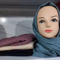 شال زیبا وسبک وخوشرنگ، کمی حالت پفکی داره، دارای رنگبندی، طرح جدید