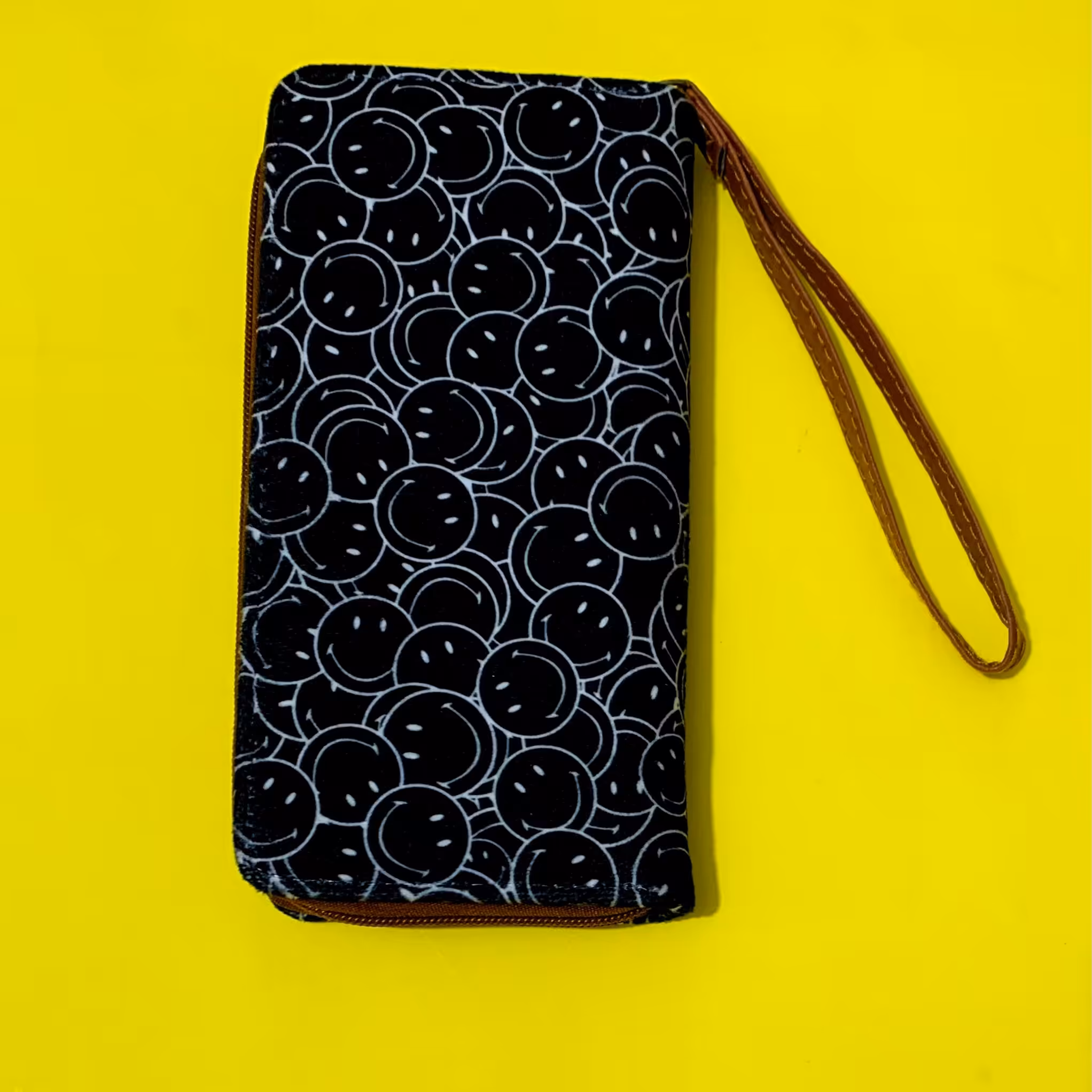 کیف پول پالتویی دور زیپ مخمل کوبیده طرح  استیکر لبخند سیاه و سفید با بند کوتاه