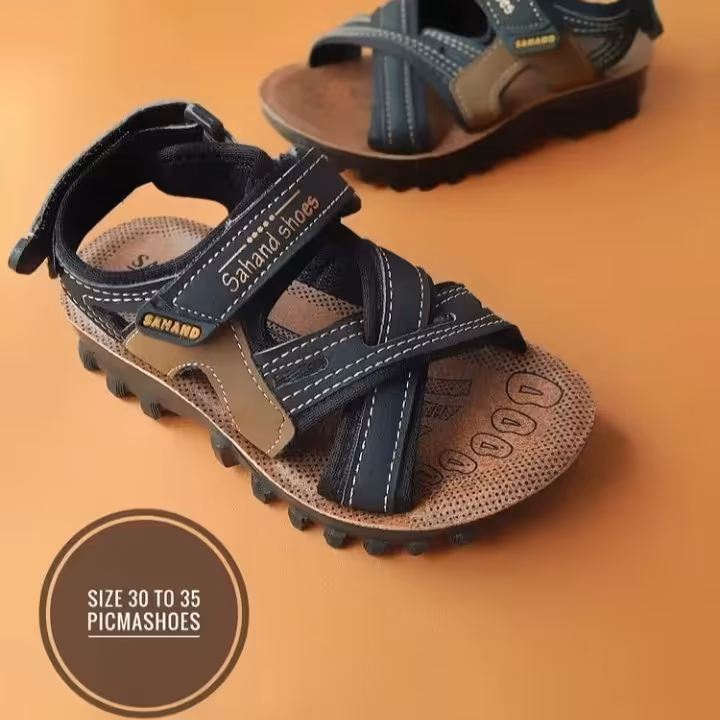 صندل رکابدار پسرانه مدل منچستر دارای زیره ی طبی بسیار سبک و راحت مناسب برای استفاده روزمره کودکان