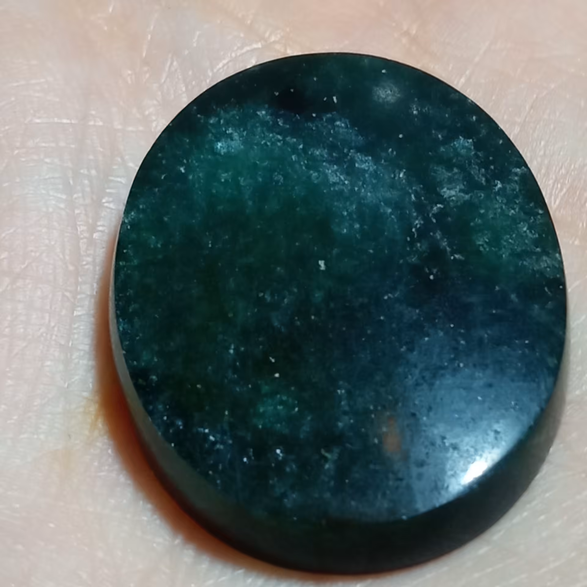 نگین یشم سرپانتین طبیعی کرمان با جلای چرب سایز درشت مناسب انگشتر و گردن بند