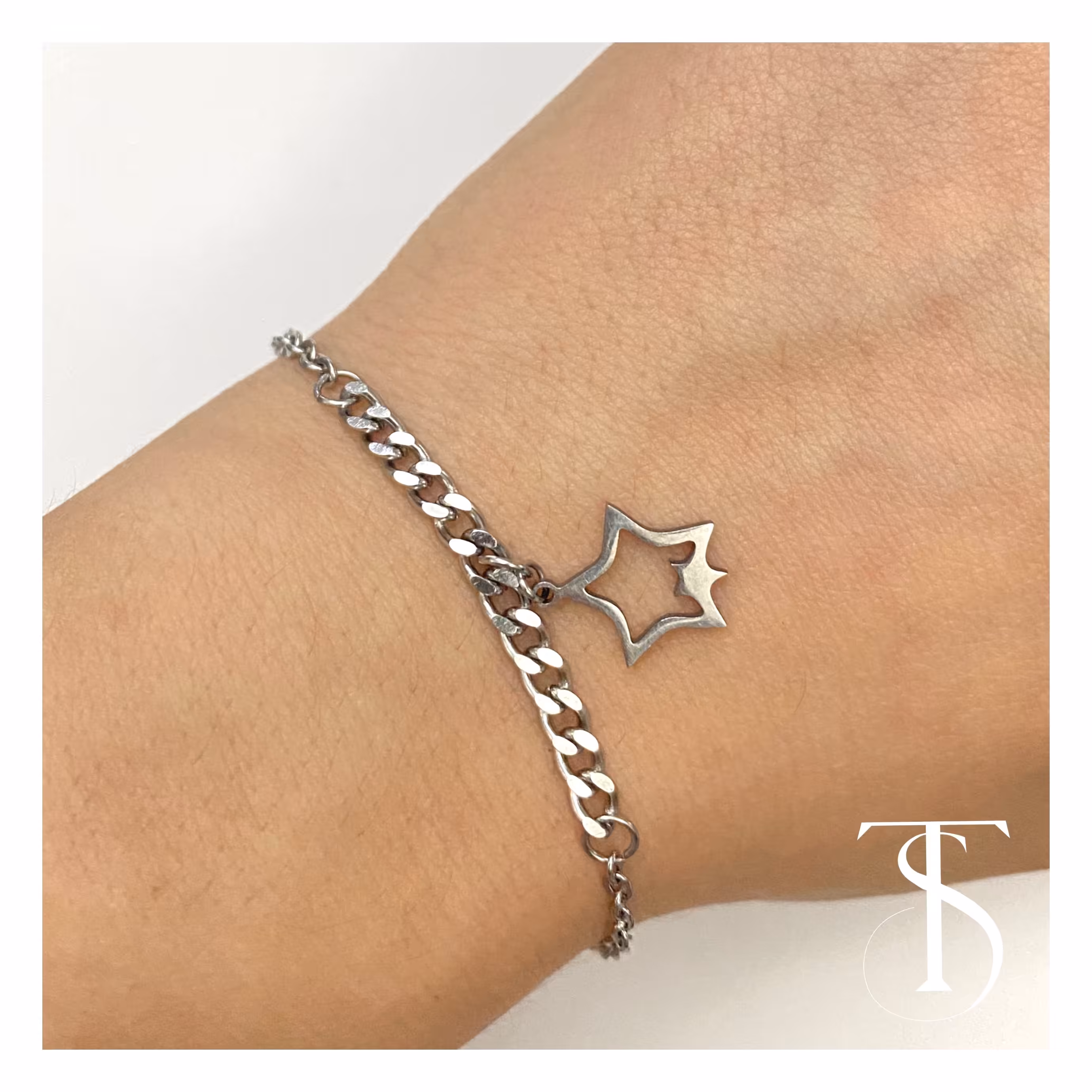 دستبند کارتیر با آویز ستاره 