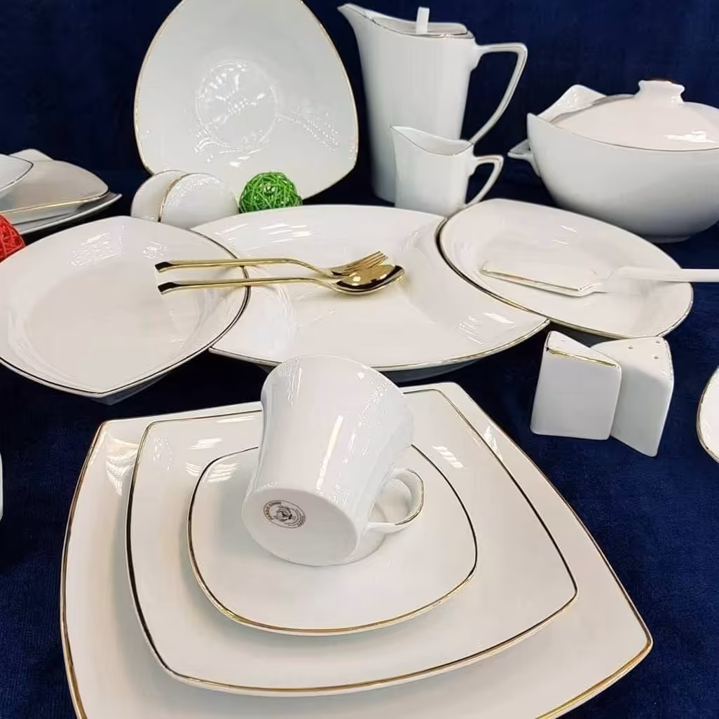 سرویس چینی لب طلاپردیس 18نفره هزینه ارسال برعهده مشتری محترم 