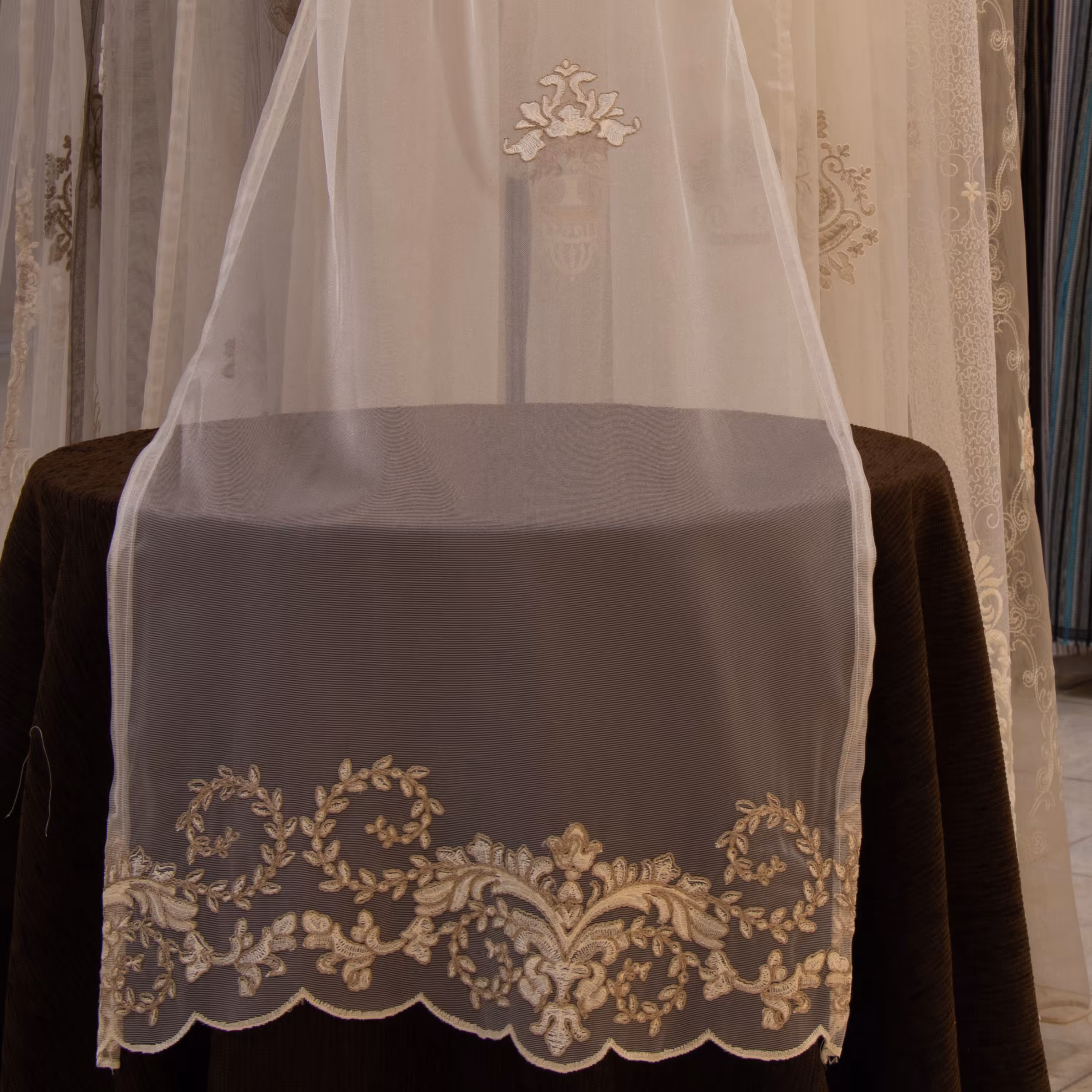 پارچه پرده ای تور قیطون دوزی ترک عرض سه متر نباتی (پس کرایه)