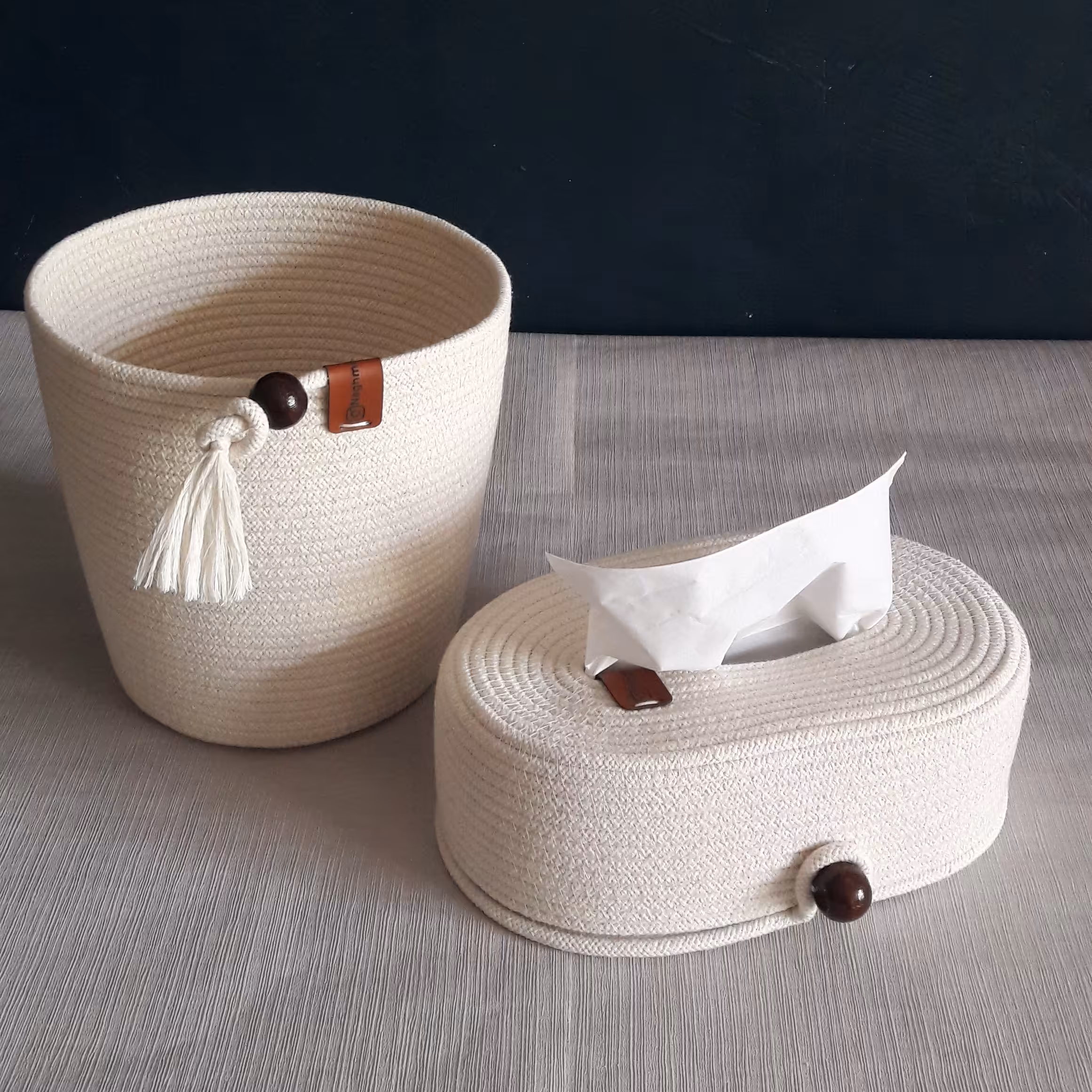 کاور دستمال کاغذی و سطل کنار سالنی شیک و جذاب رنگ شیری ارتفاع سطل 25 قطر 20کد 558