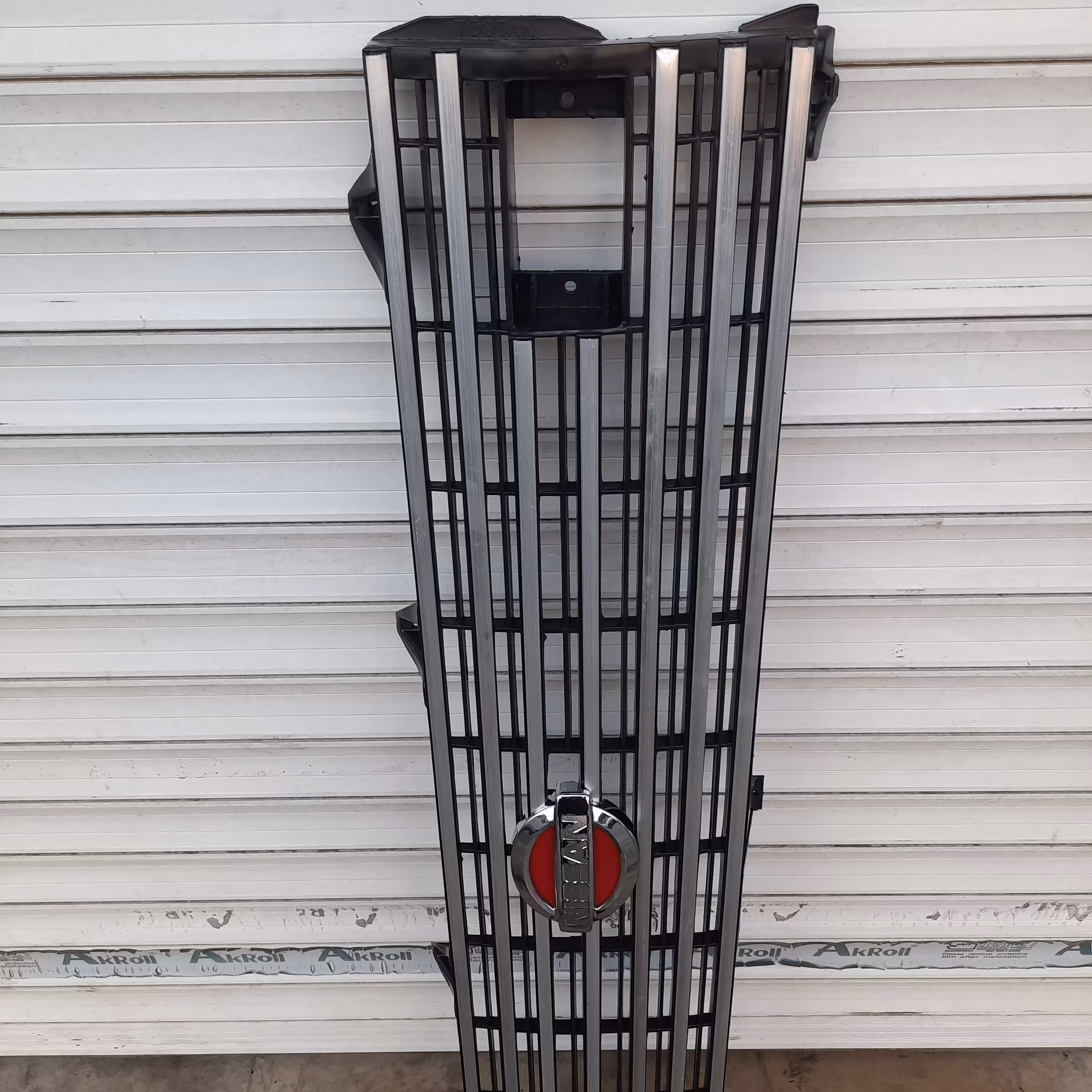 جلوپنچره طرح دار  نیسان مشکی توسان