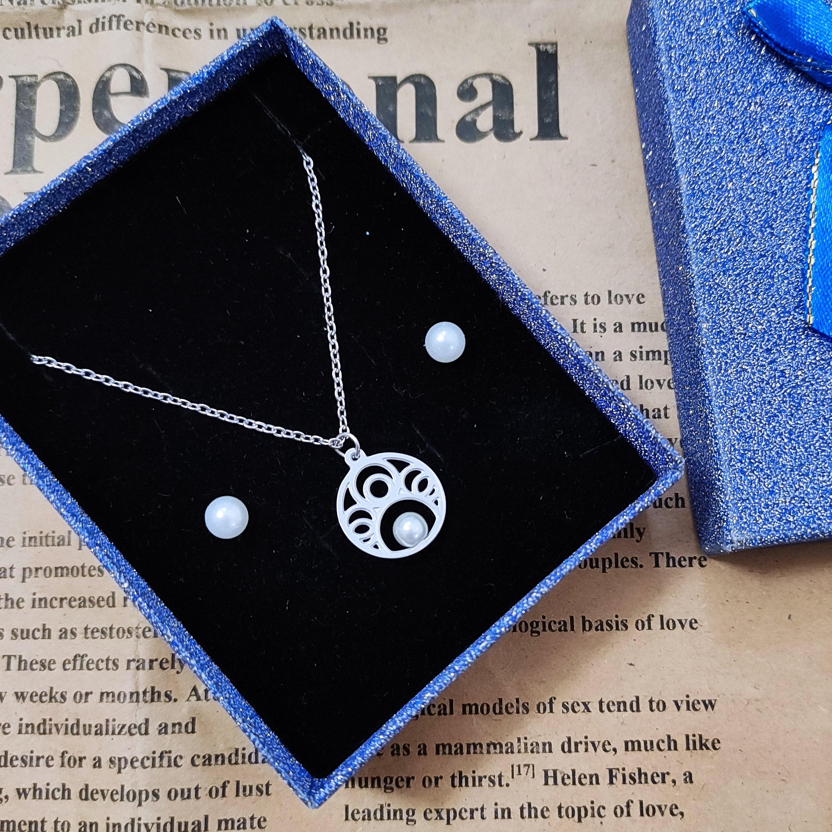 نیم ست استیل رنگ ثابت نقره ای مروارید دار شامل پلاک و زنجیر و گوشواره میخی