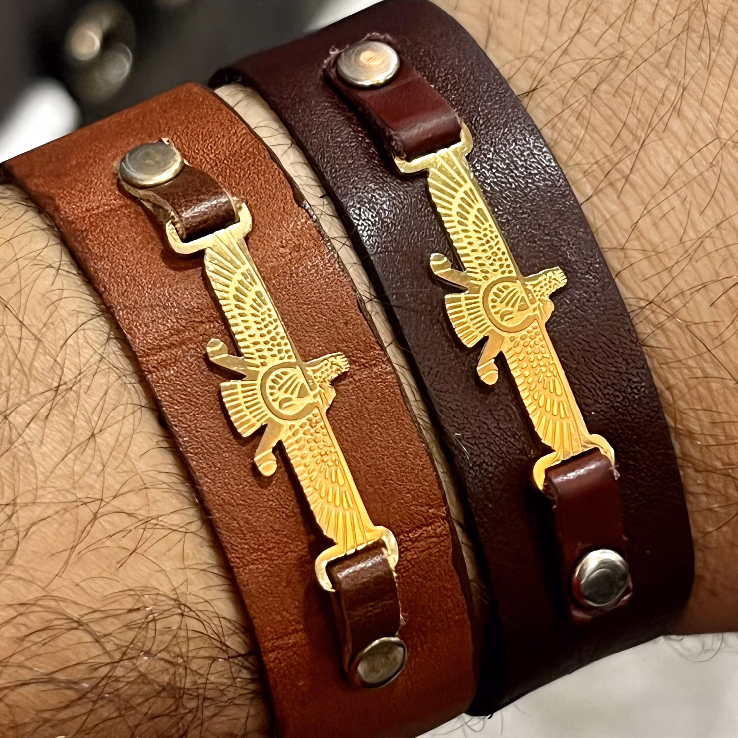 دستبند چرم طبیعی با نشان فروهر استیل رنگ ثابت پک 2 عددی