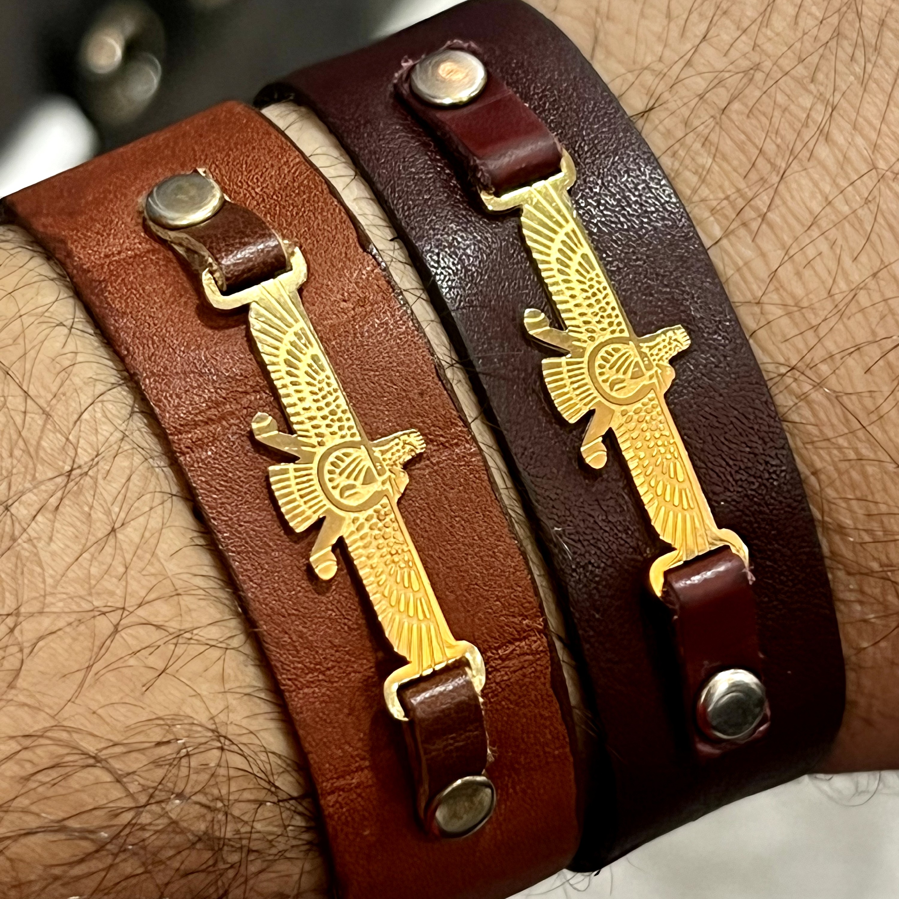 دستبند چرم طبیعی با نشان فروهر استیل رنگ ثابت پک 2 عددی