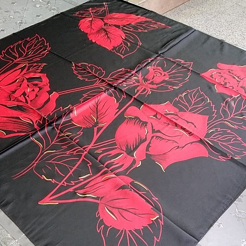 روسری ساتن مشکی قرمز