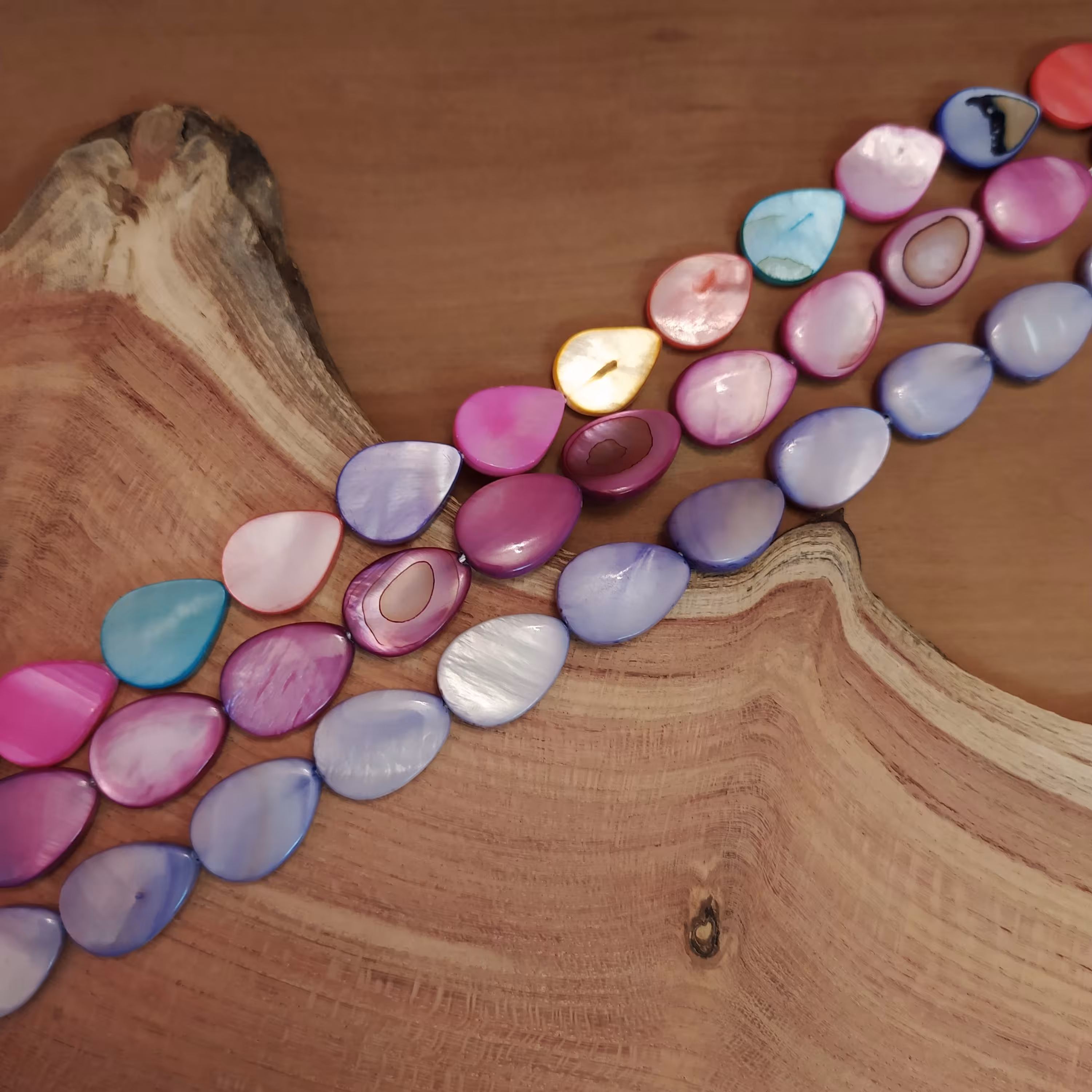 سنگ صدفی اشکی رنگی  موجود در دو رنگ صورتی و بنفش وزن هر ریسه 32 گرم می باشد