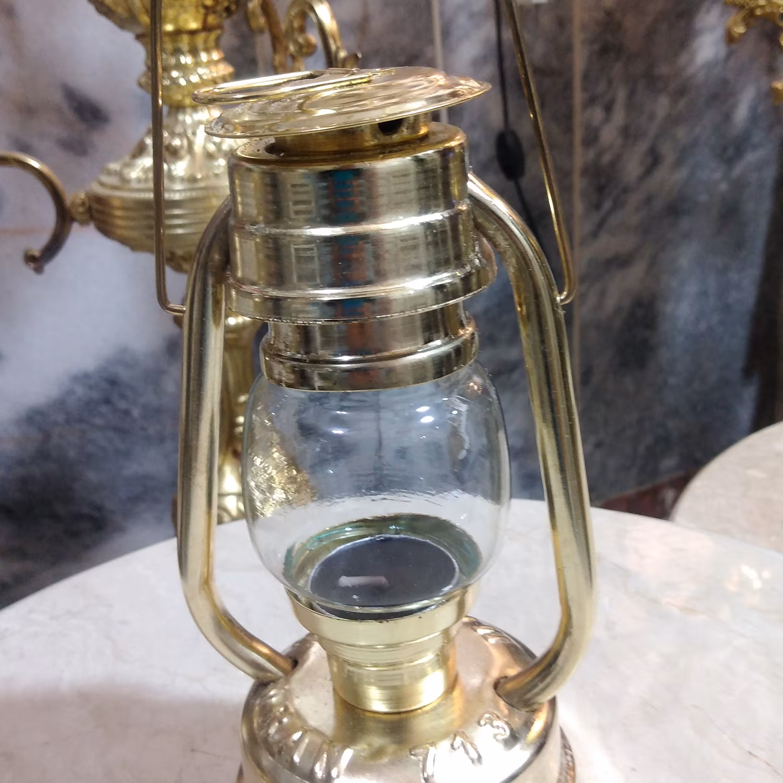 فانوس طلایی مناسب تزیین  ودکور ارتفاع 20سانتیمتر داخلش شمع قرار دارد