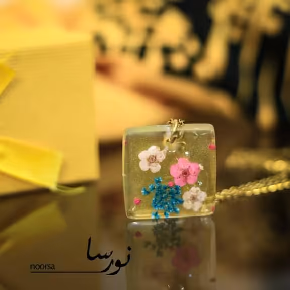 گردنبند مربعی بدون فریم(گل طبیعی)