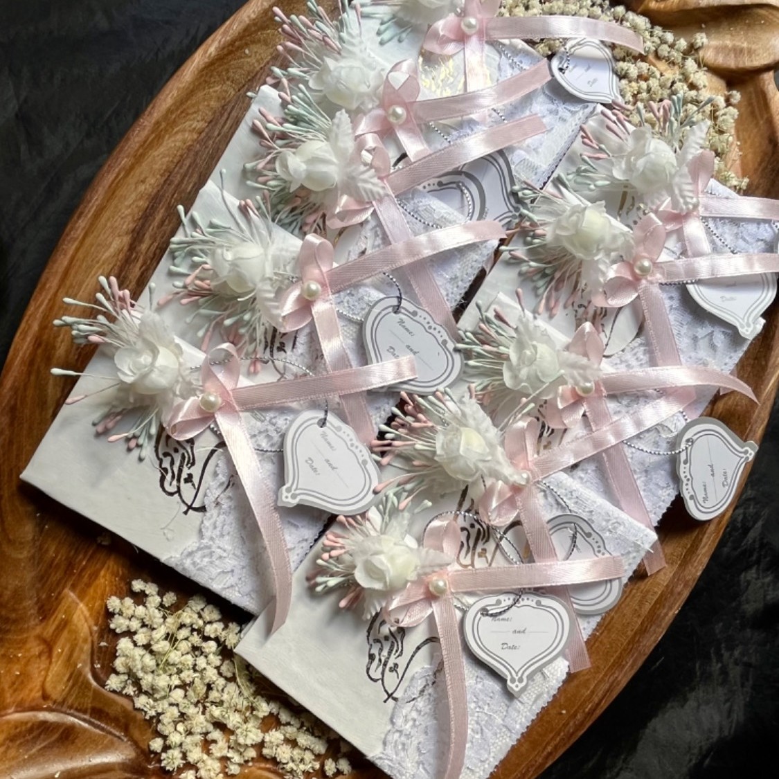 گیفت قرآن کریم همراه با دسته گل سفید  20 عدد