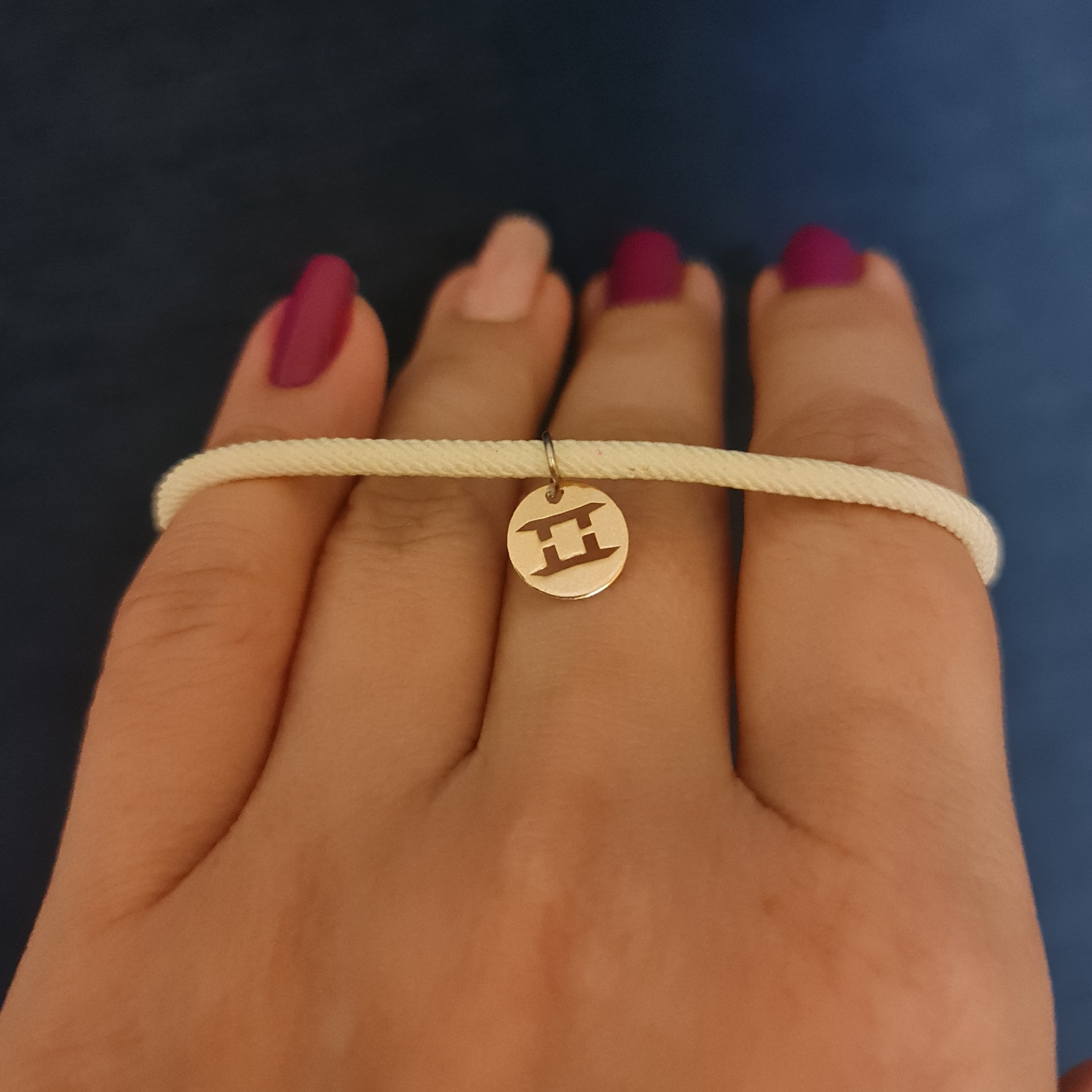 دستبند نماد خرداد ماه کادوی مناسب تولد 