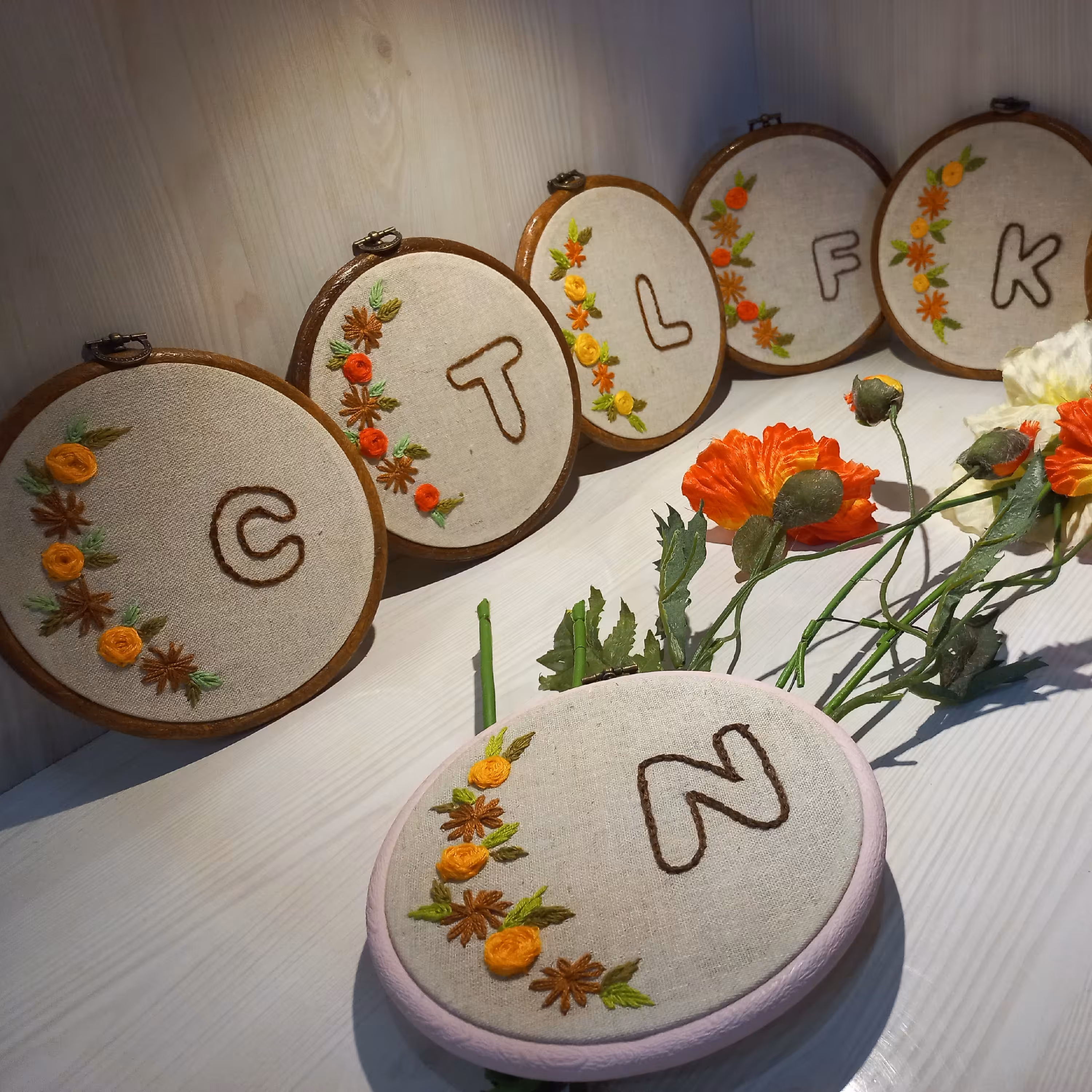 تابلوی حروف انگلیسی گلدوزی شده با دست سایز متوسط در رنگ ها و طرح های مختلف 