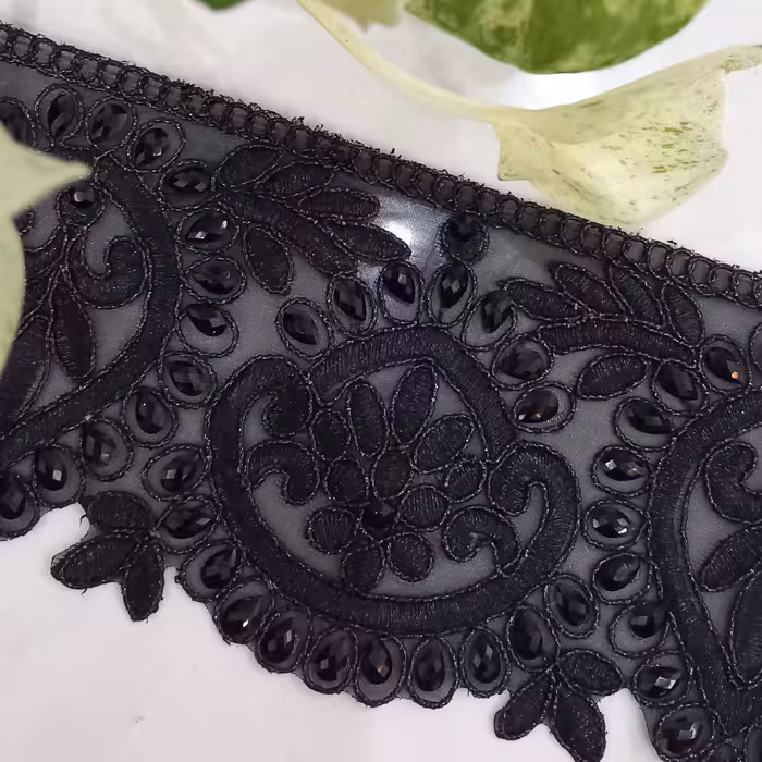 یراق لباس و مانتو گیپور ،رنگ مشکی با تزیین مهره اشکی