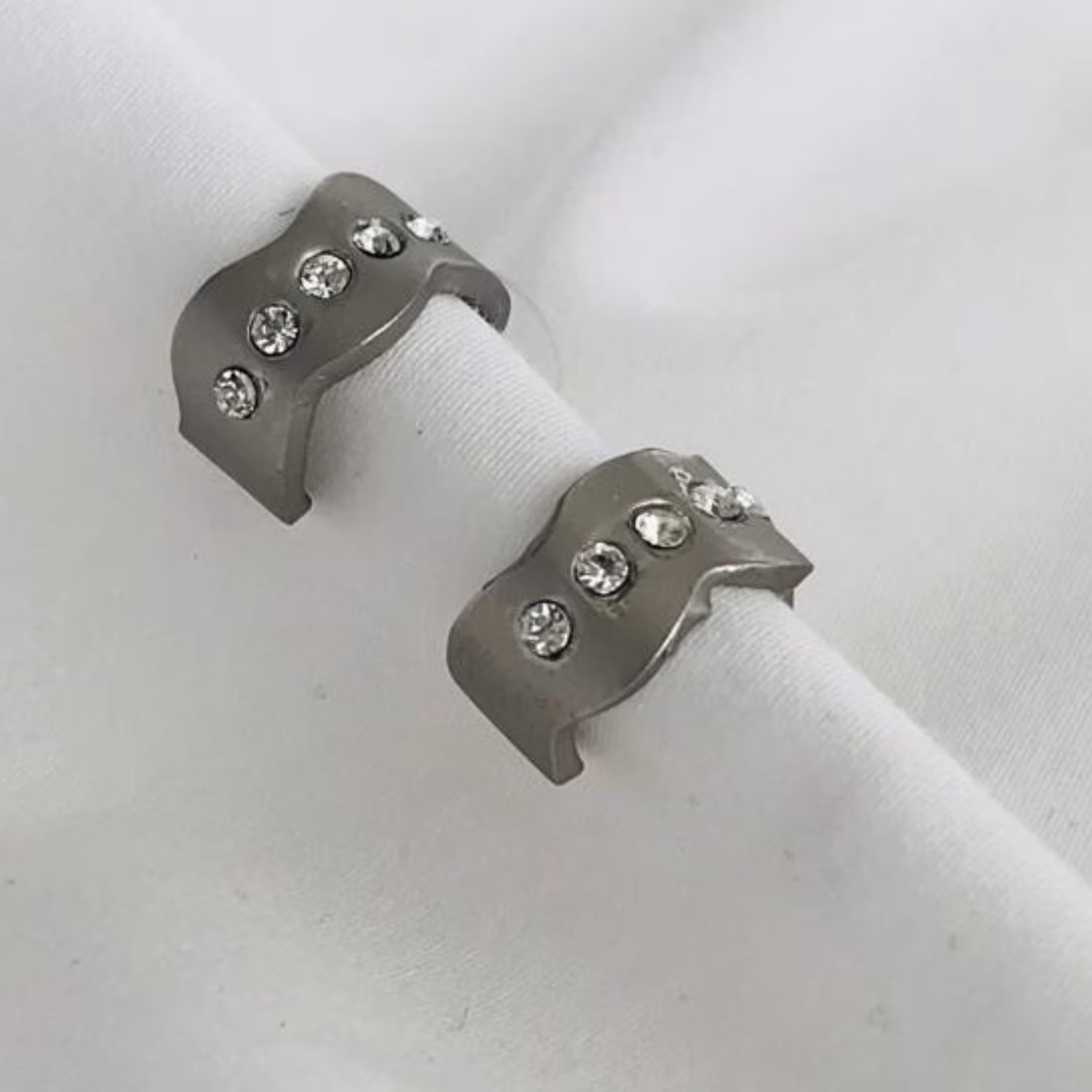 گوشواره ی میخی نگین دار بسیار زیبا و سبک