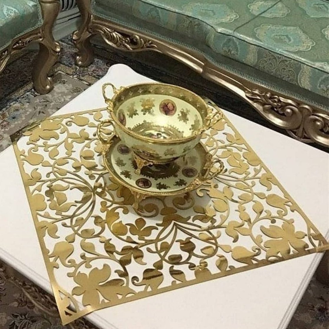 رومیزی چرم آئینه ای طلایی براق طرح گل وبوته. 40 در70........
