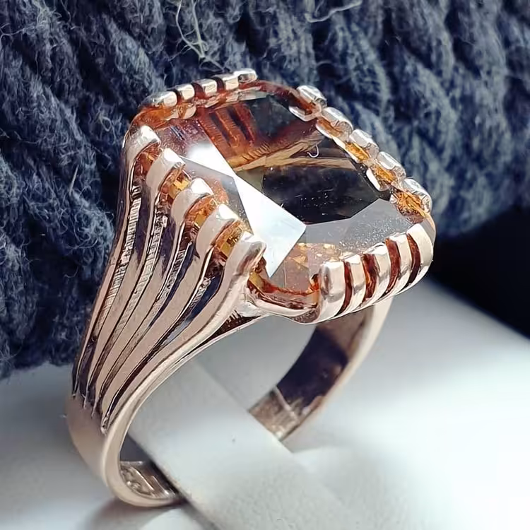 نگین الکساندریت اصلی هفت رنگ با رکاب زنانه نقره ابکاری رز گلد