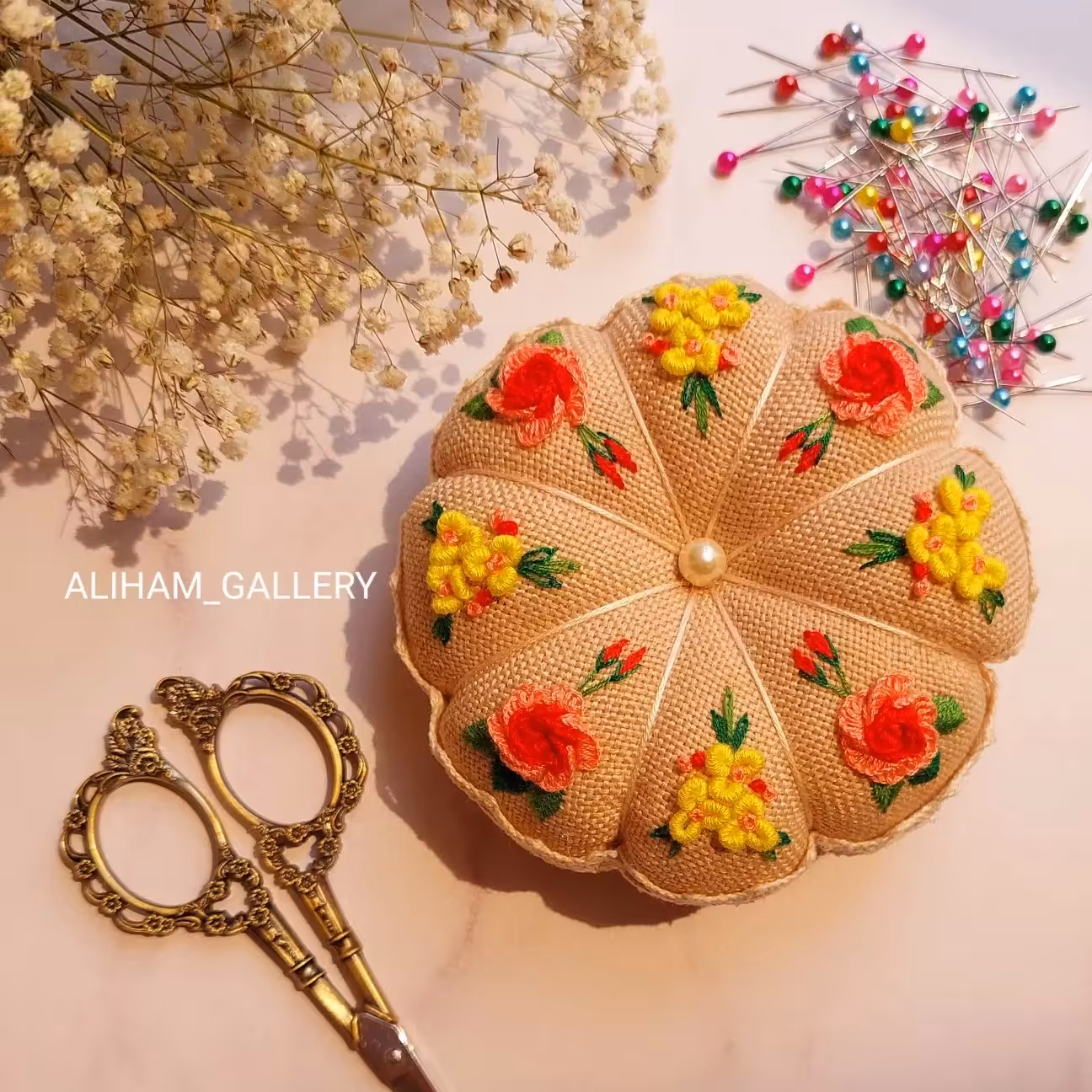 جاسوزنی گلدوزی شده با دست