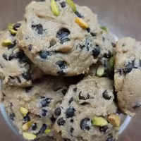 کوکی شکلاتی و پسته ای خانگی (بسته 400گرمی)