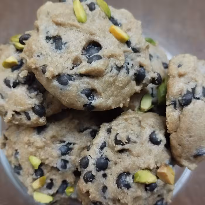 کوکی شکلاتی و پسته ای خانگی (بسته 400گرمی)