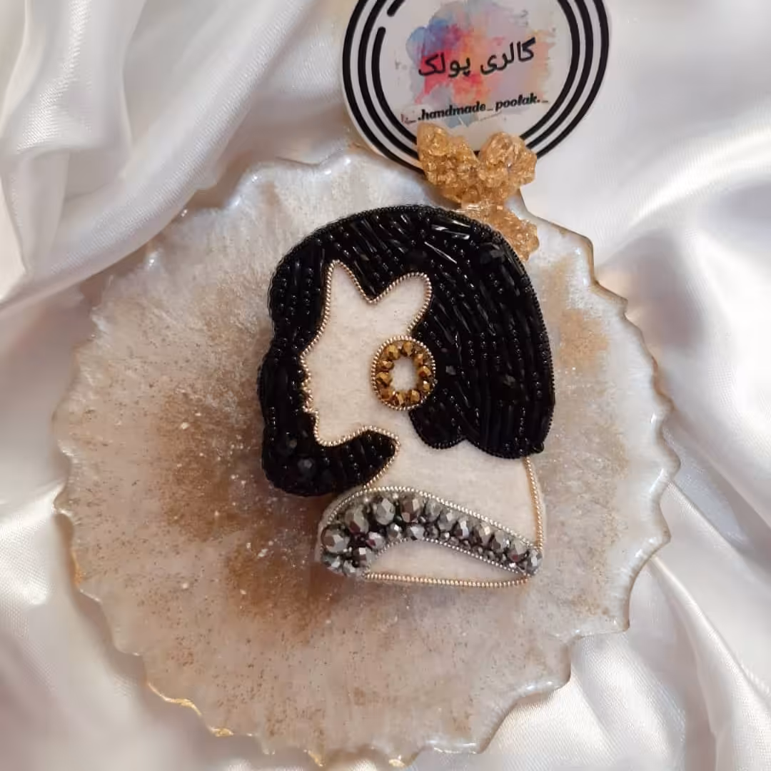 سنجاق سینه جواهردوزی شده دختر مو مشکی