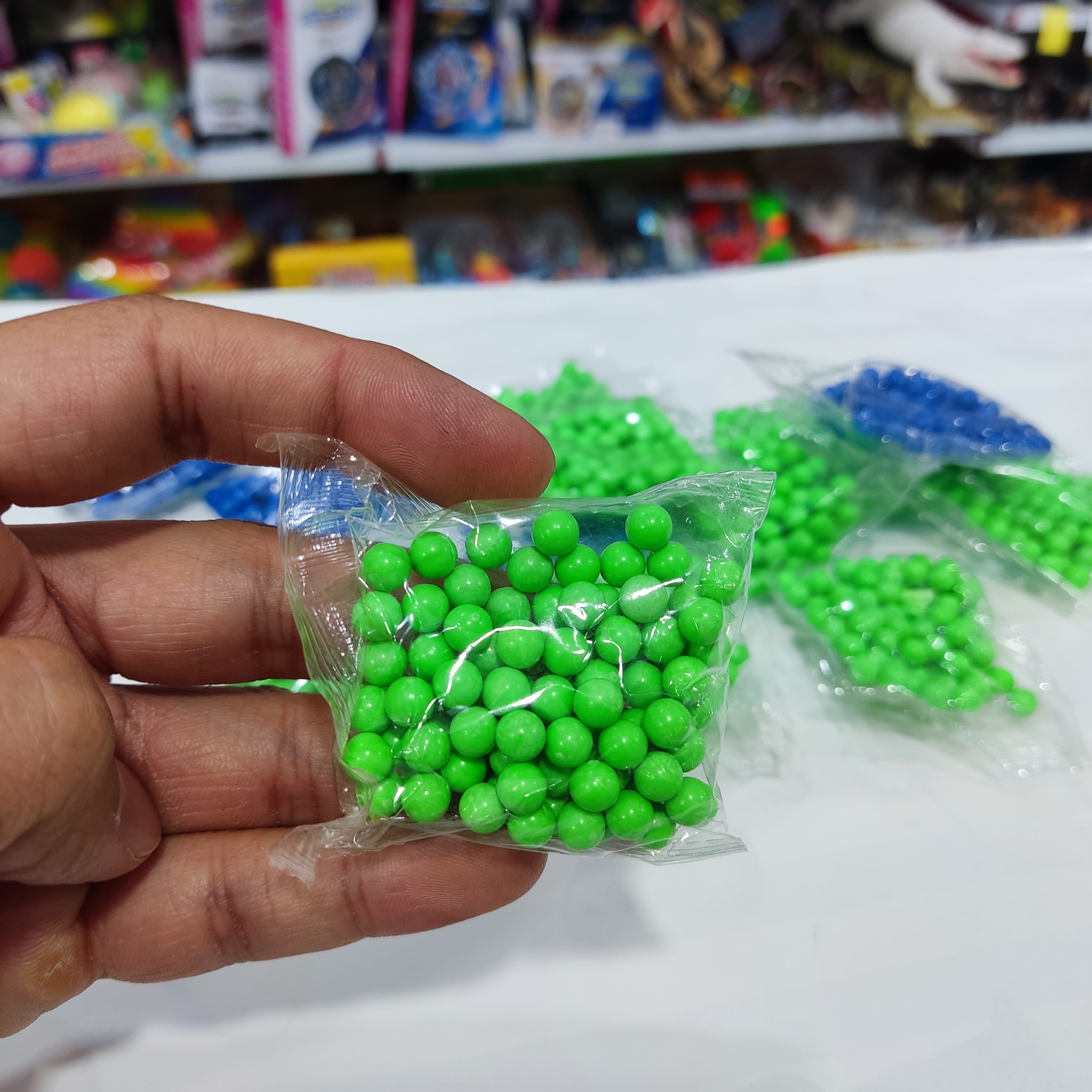 اسباب بازی تیر ساچمه ای یک بسته حدودا  70 الی 80 عددی